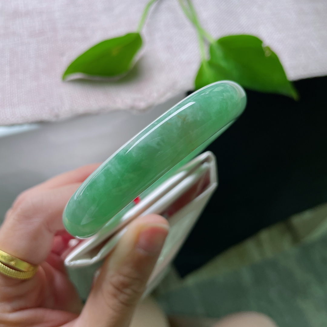 56/12.6/8.3，绿底正圈，生机盎然，把春天戴在腕间，粗底，无裂，ss50619a