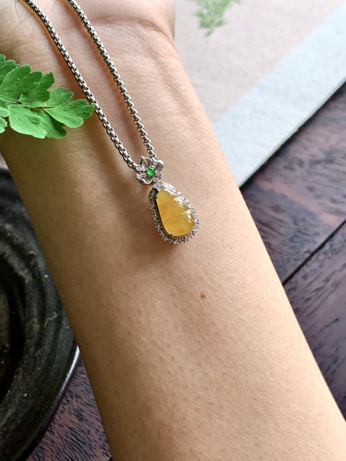 【镶嵌】️冰黄翡豆子福豆吊坠  
【说明】缅料  18k金镶嵌 性价比高  
【整体】22.3-10.3-7.3..