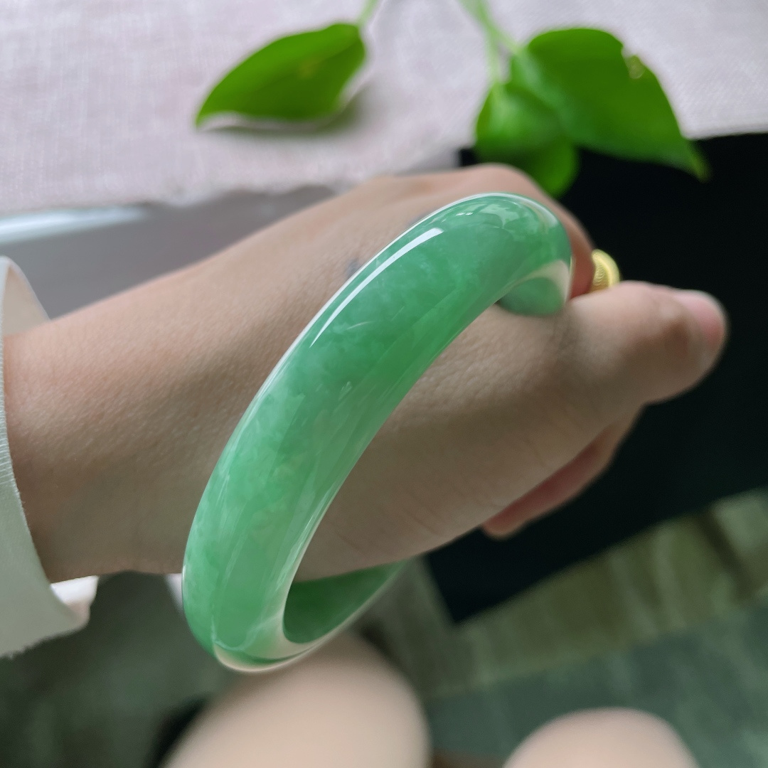 56/12.6/8.3，绿底正圈，生机盎然，把春天戴在腕间，粗底，无裂，ss50619a