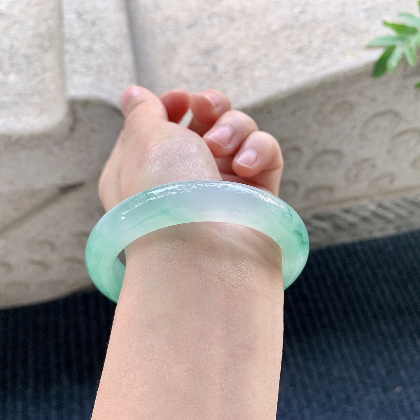 正圈53 54【圈口】54.8/12/9【编码】Q5031572【描述】冰飘绿，清透，水润，种老，细腻，打灯有絮线