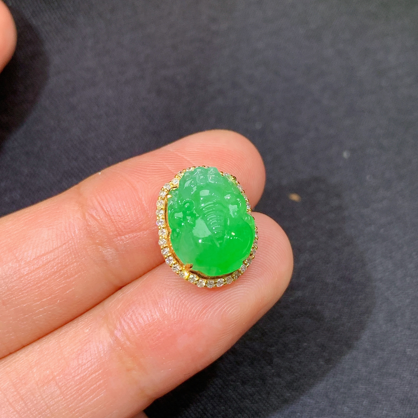 冰阳绿貔貅吊坠，18k金镶嵌，冰润色阳，玉质细腻，种水足，Ff 尺寸13.8*11.2*8.3