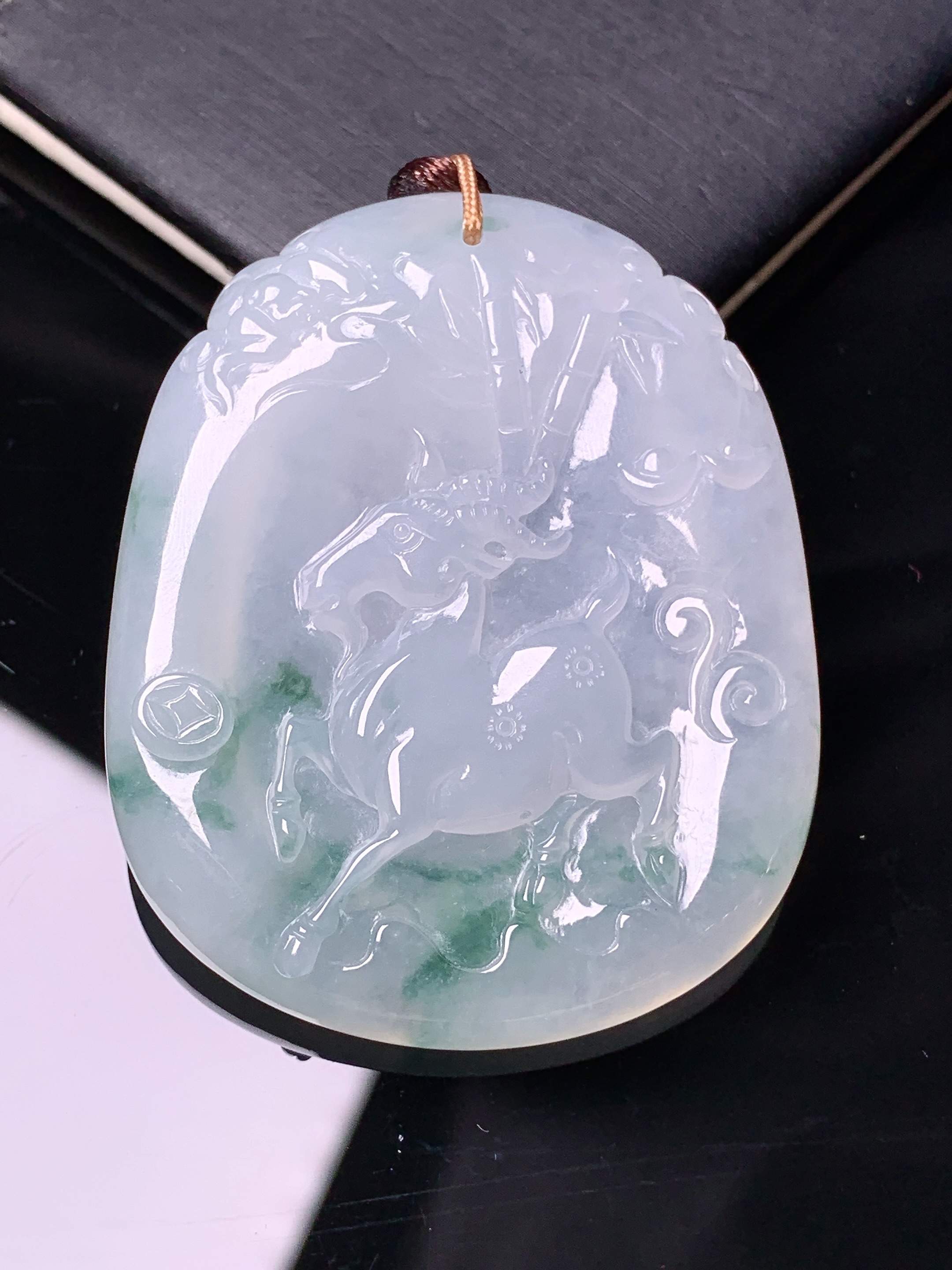 飘绿生肖羊吊坠 玉质细腻 色泽艳丽清新 水润亮眼 整体尺寸49*40*6.2b2