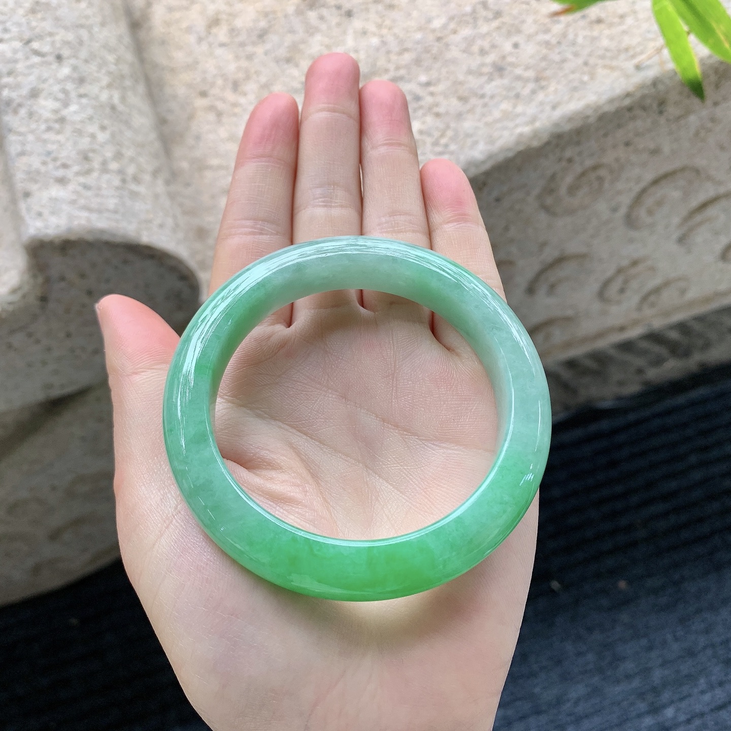 正圈 56 57【圈口】56.2/12.3/9.2【编码】A1011665【描述】糯冰飘阳绿，水润，