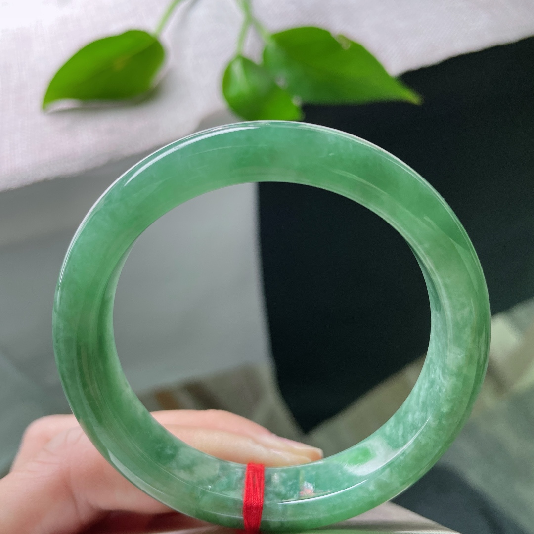 54.9/12/8.2绿色正圈，水润细腻，腕间有玉，岁月从容。有纹，ss50598a