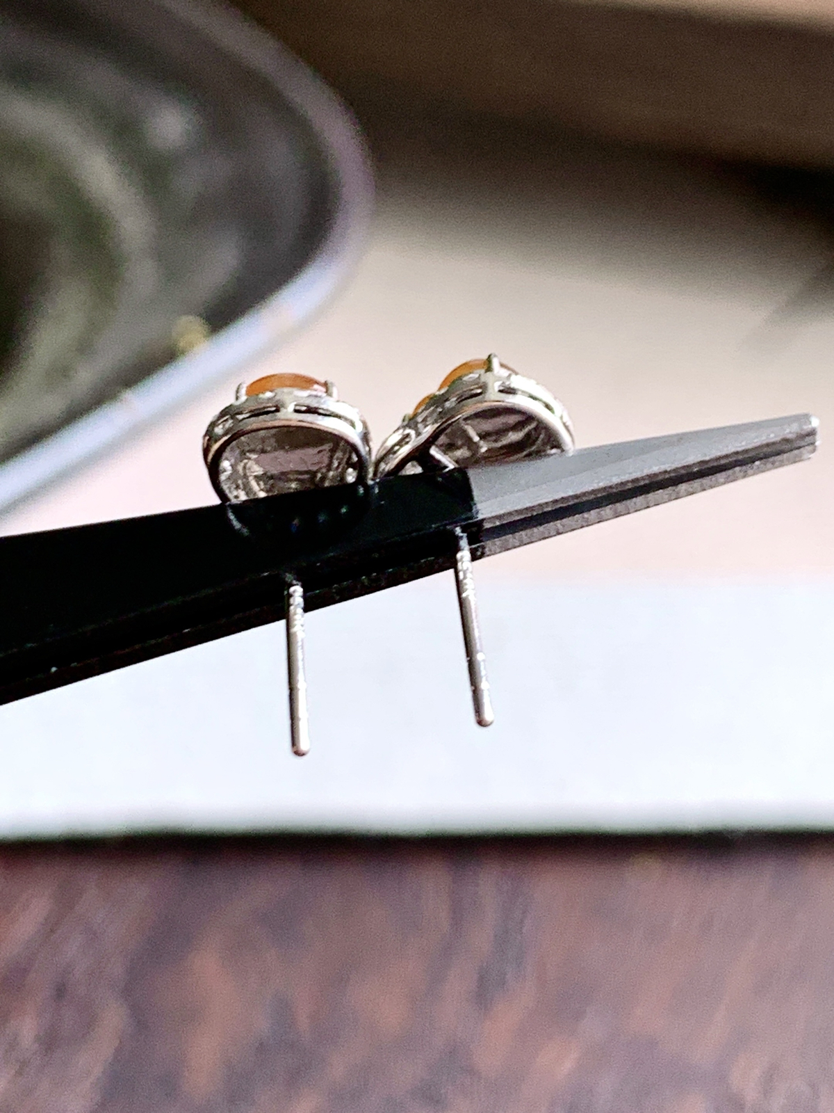 【镶嵌】️冰黄翡葫芦耳钉
【说明】缅料  18k金镶嵌 性价比高  
【整体】9.4-6.5-4.5..