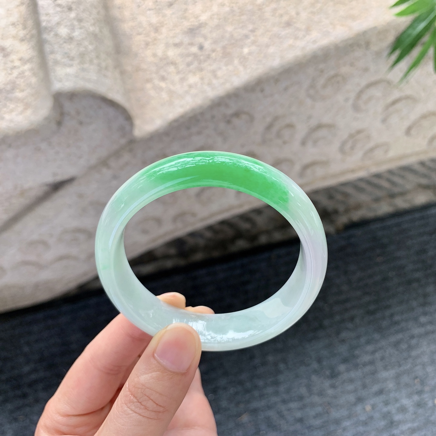 正圈56 57【圈口】56.7/14.1/7.7【编码】Q5011492【描述】糯冰带一抹阳绿，水润，种老，细腻，打灯有絮线