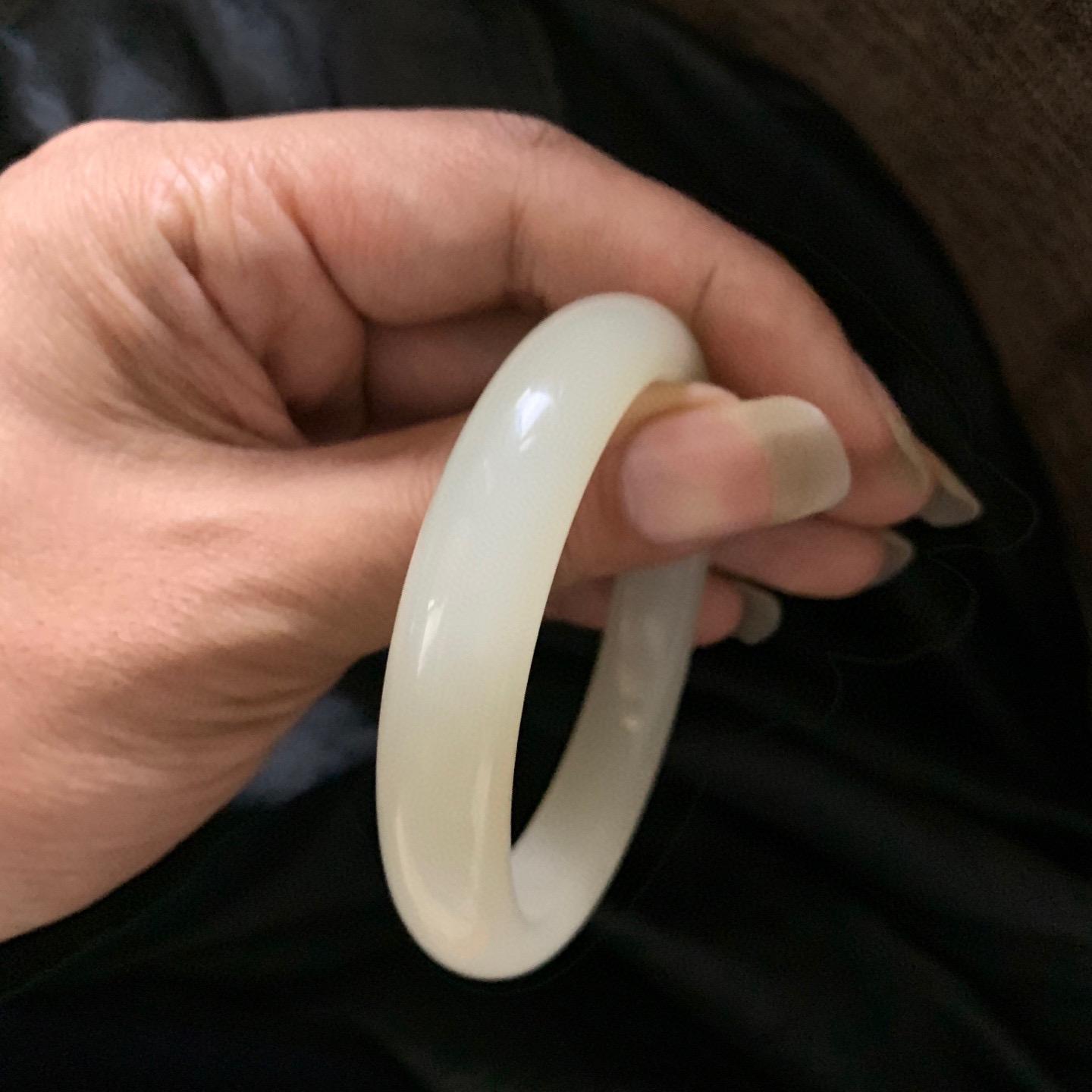 53圈口和田玉羊脂白手镯，和田玉53圈口手镯，镯型古朴典雅。在诗情画意的雨巷相遇，你是我腕间的一抹风