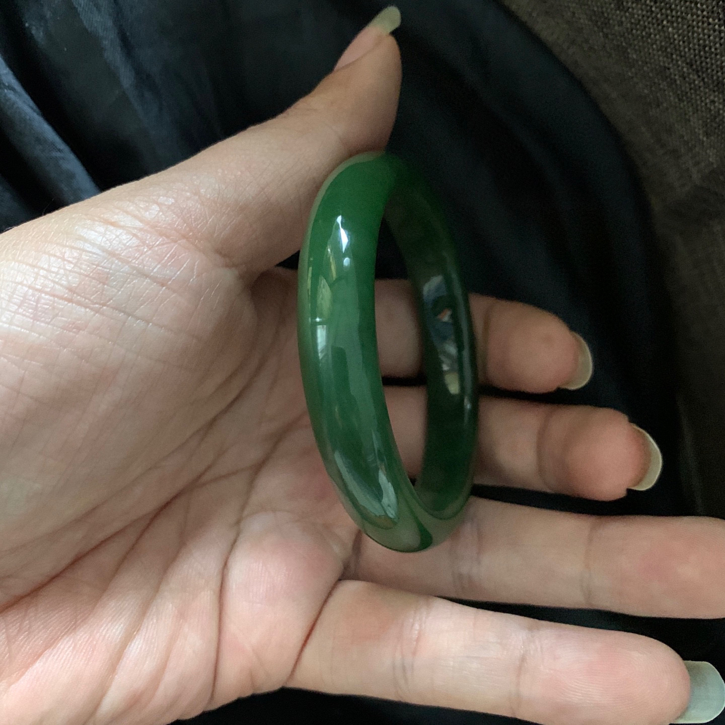 52.6圈口和田玉碧玉菠菜绿手镯，和田玉52.6圈口手镯，镯型古朴典雅。在诗情画意的雨巷相遇，你是我腕间的一抹风情，有你眸有深情.清风荡漾湖间静水，我愿俯身低眉，在烟波涟漪处寻