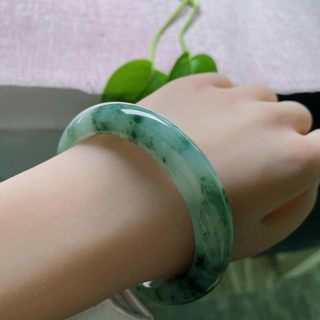 60.4/12.9/9.2，飘花正圈，玉上流云意，花随腕底生。种老，水头好，无裂，ss50543a