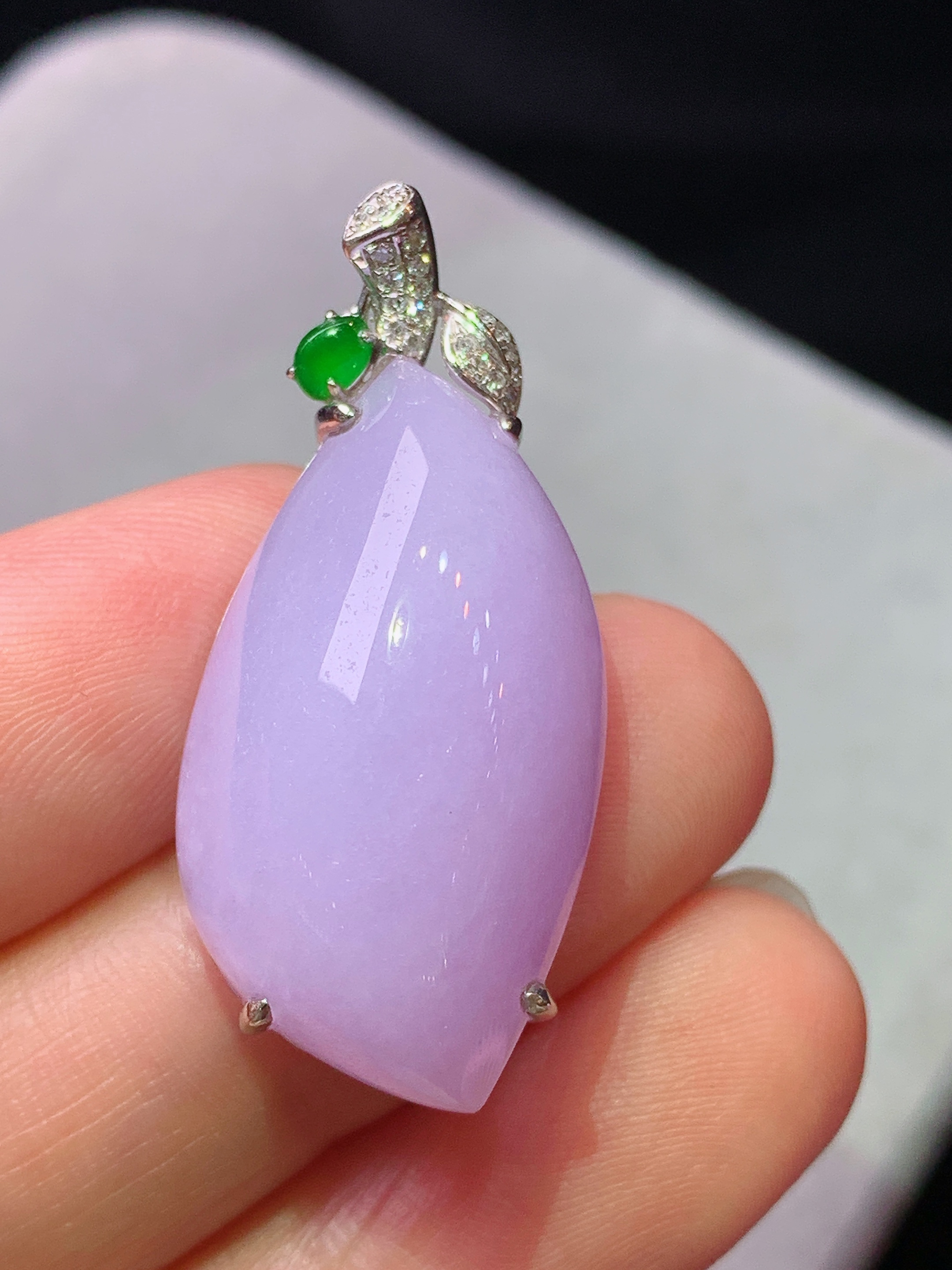 18k金钻镶嵌紫罗兰随形吊坠 玉质细腻 色泽艳丽清新 水润亮眼 整体尺寸34*15.5*10.5b1