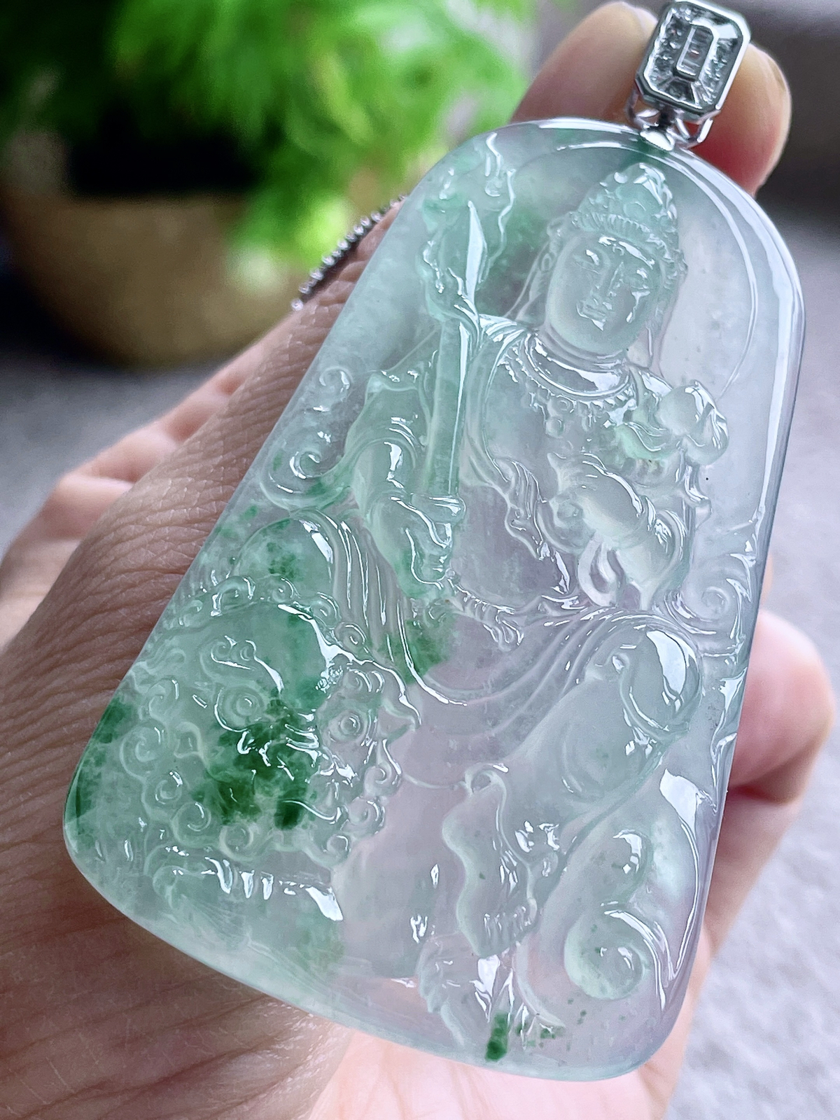 【镶嵌】高冰飘花文殊菩萨牌吊坠  
【说明】缅料 18k金镶嵌 性价比高  
【整体】80.7
【