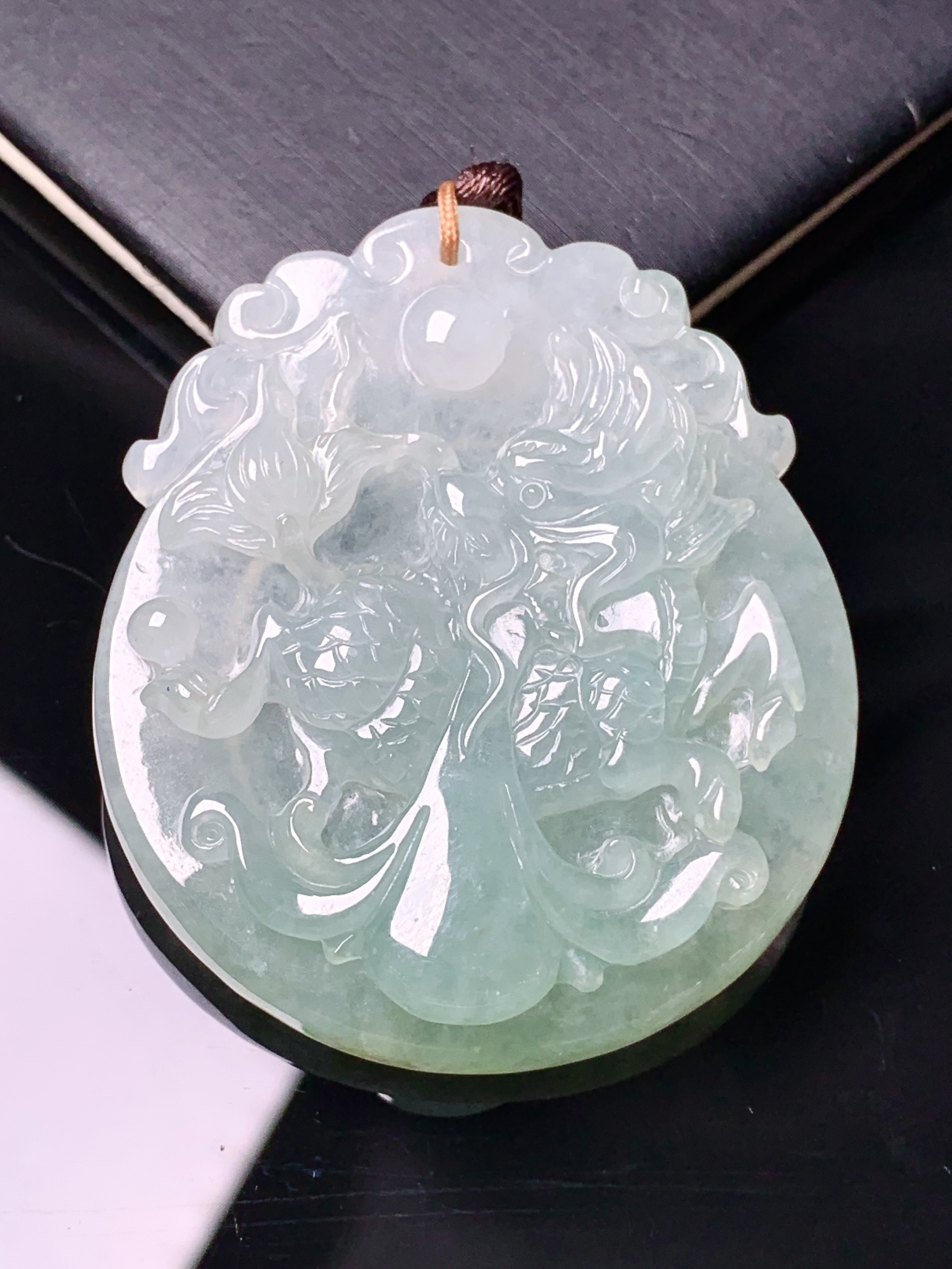 淡绿麒麟牌吊坠 玉质细腻 色泽艳丽清新 水润亮眼 整体尺寸50.6*43.2*8.3b2