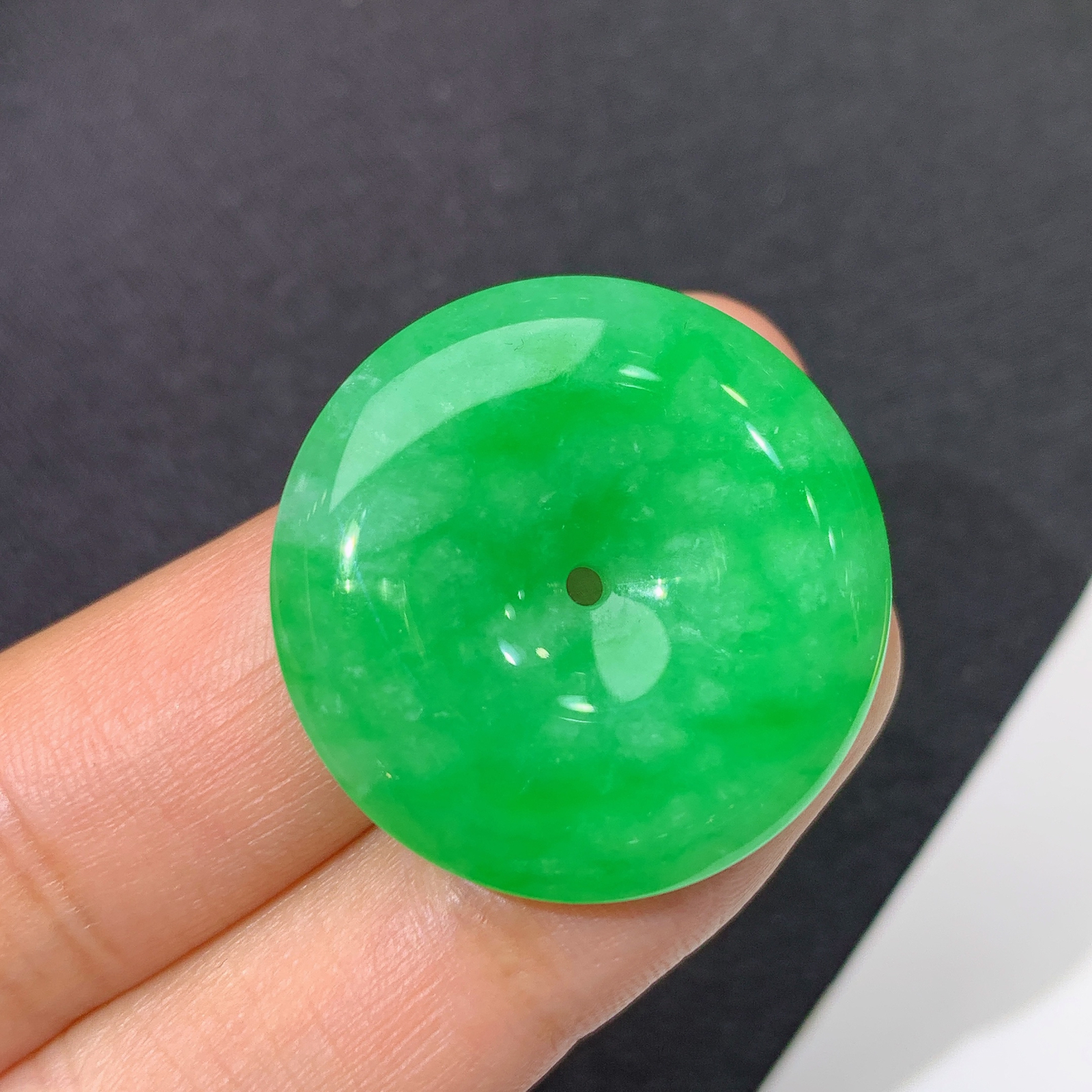 阳绿平安扣，冰润色阳，玉质细腻，种水足 Hon 尺寸26.3*5.3