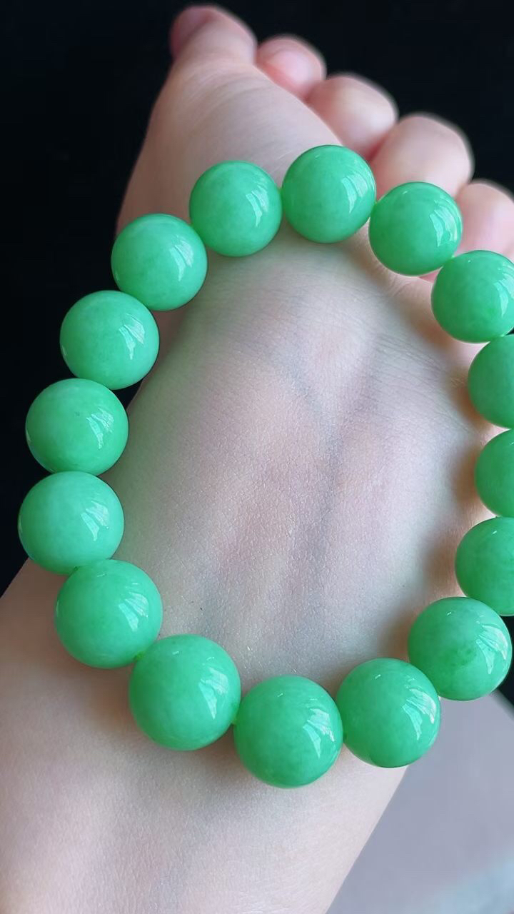 【翡翠名称】老坑种满色阳绿圆珠手串手链
【翡翠尺寸】平均12.3mm/颗
【翡翠描述】宝贝种老水足，玉质细腻，色泽靓丽，性价比高，佩戴效果好！
【其它赠送】权威证书/精美挂绳盒子/支持全国复检