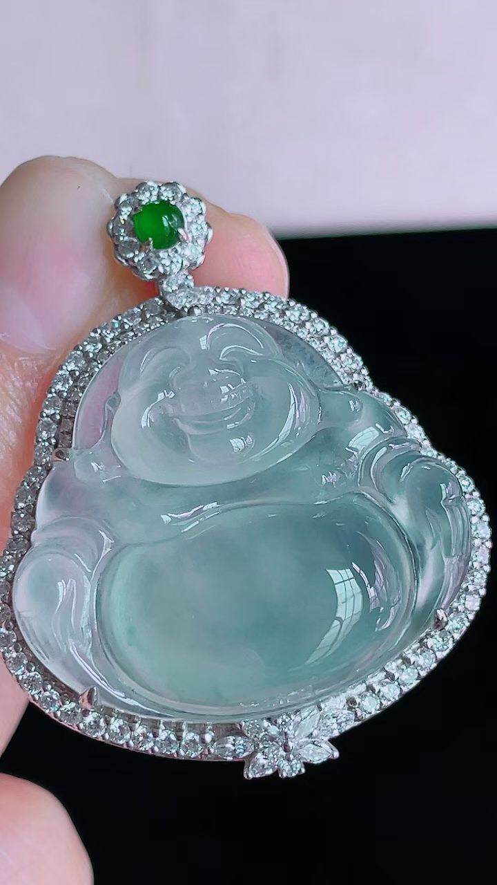 【翡翠名称】18K金豪华镶钻冰晴佛公吊坠
【翡翠尺寸】含金40.2/33/9.8mm
【翡翠描述】宝贝种老水足，玉质细腻，色泽靓丽，性价比高，佩戴效果好！
【其它赠送】权威证书/精美挂绳盒子/支持全国复检