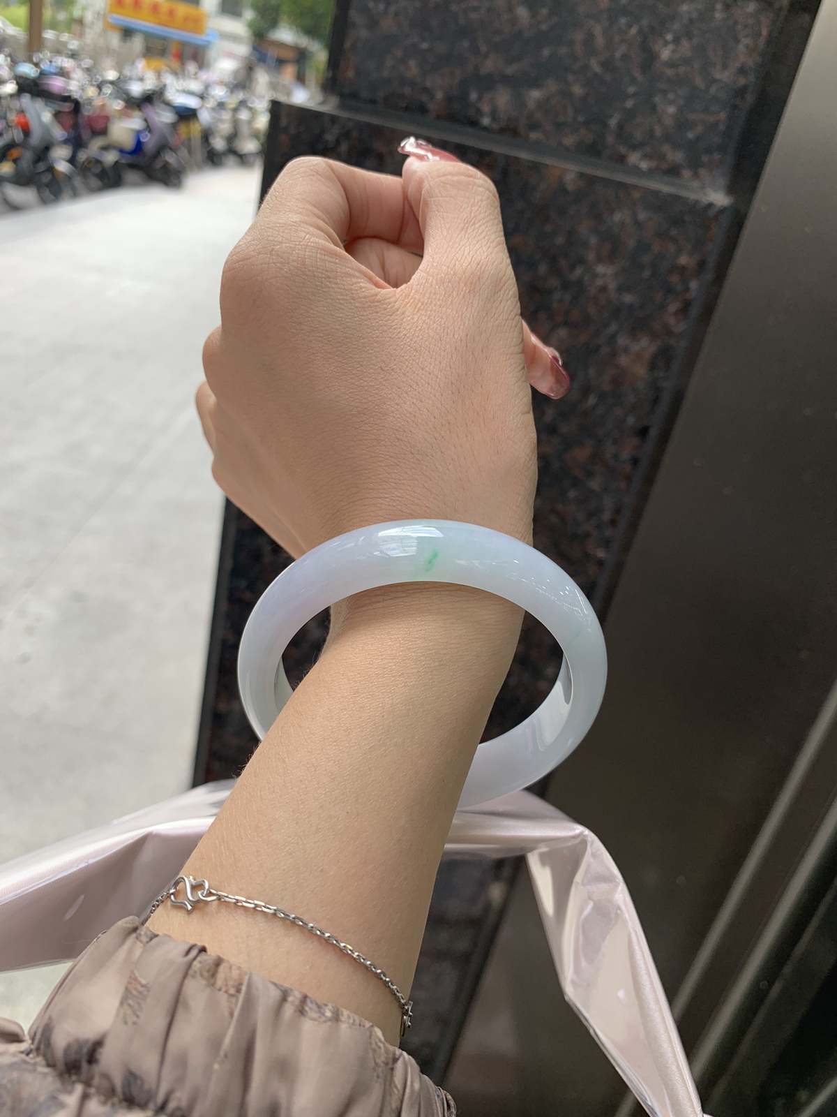 淡春彩正圈59-7.8-13.5淡淡粉底飘绿花，宛如春天的繁华。在岁月的长河流转中绽放着独特的魅力，气质温婉而迷人。