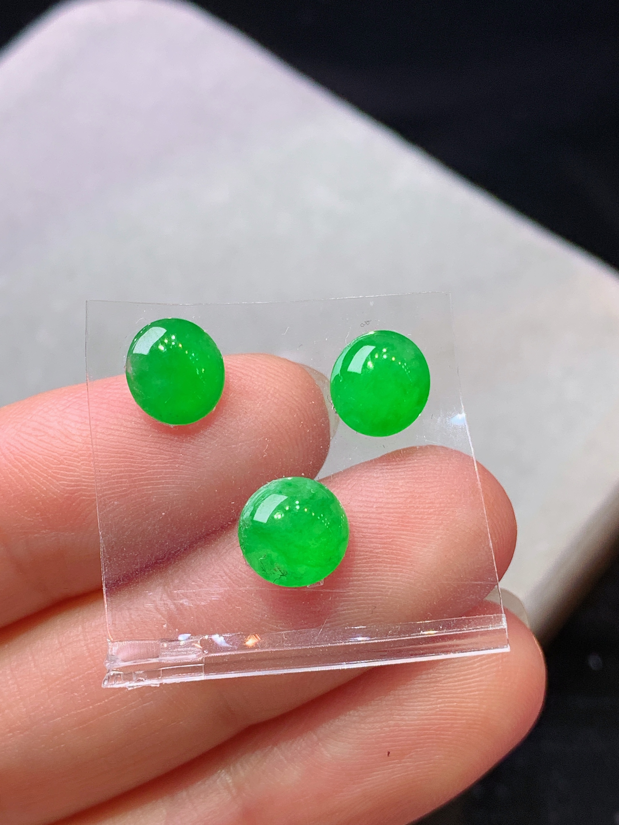 满绿蛋面一手 玉质细腻 色泽艳丽清新 水润亮眼 整体尺寸7.8*3.3j3