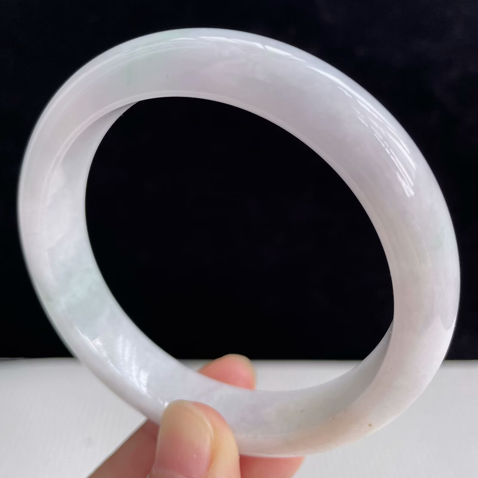 天然翡翠A货拍卖浅绿秀气56圈口玉手镯 50.89克