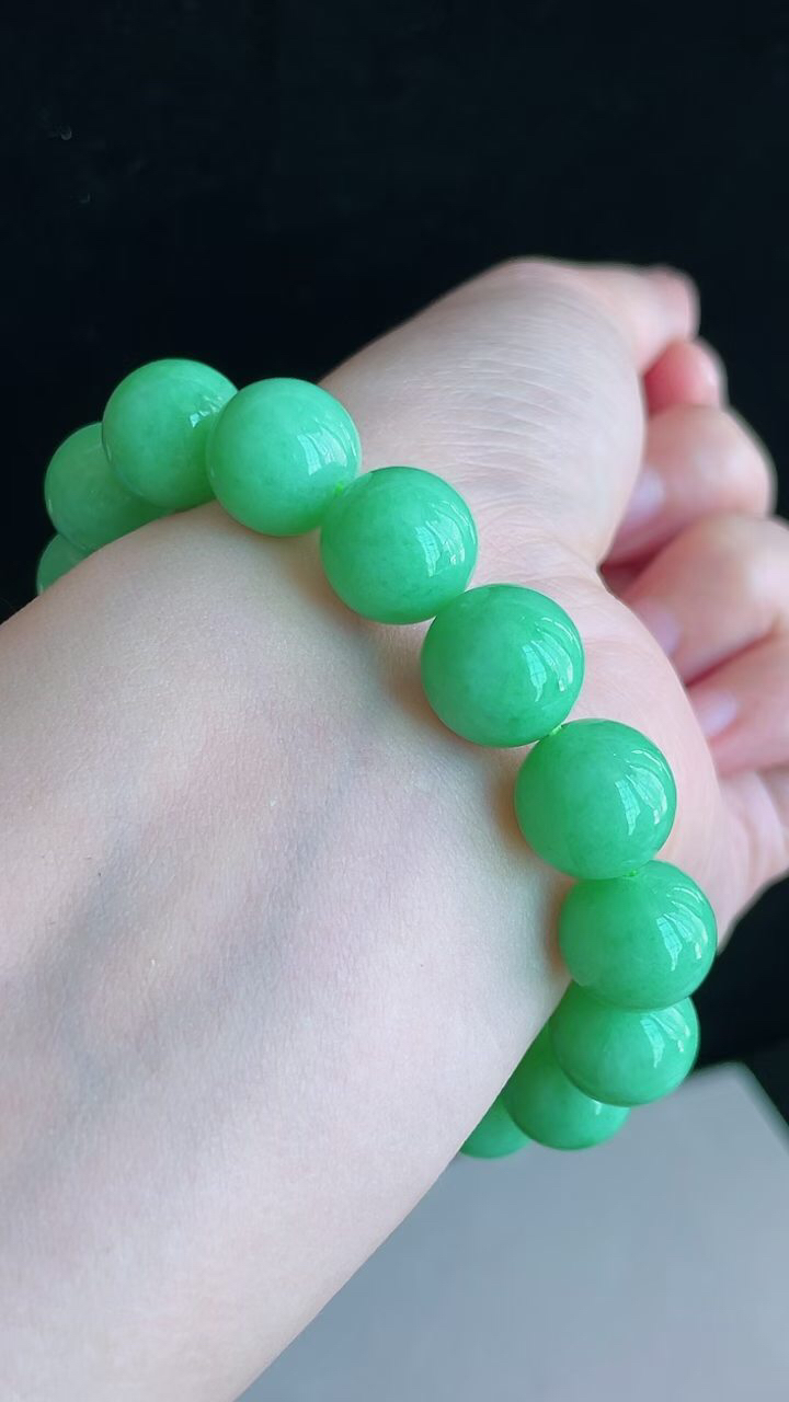 【翡翠名称】老坑种满色阳绿圆珠手串手链
【翡翠尺寸】平均12.3mm/颗
【翡翠描述】宝贝种老水足，玉质细腻，色泽靓丽，性价比高，佩戴效果好！
【其它赠送】权威证书/精美挂绳盒子/支持全国复检