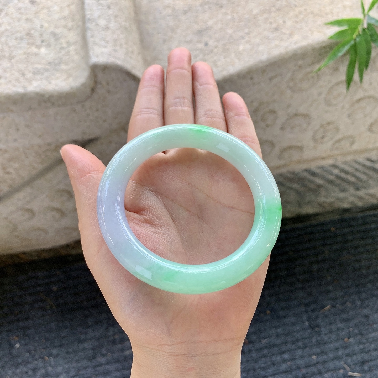 圆条56 57，圈口57.4/11/11，编码FL081259，描述：春彩，水润，种老，细腻，打灯有棉纹。
