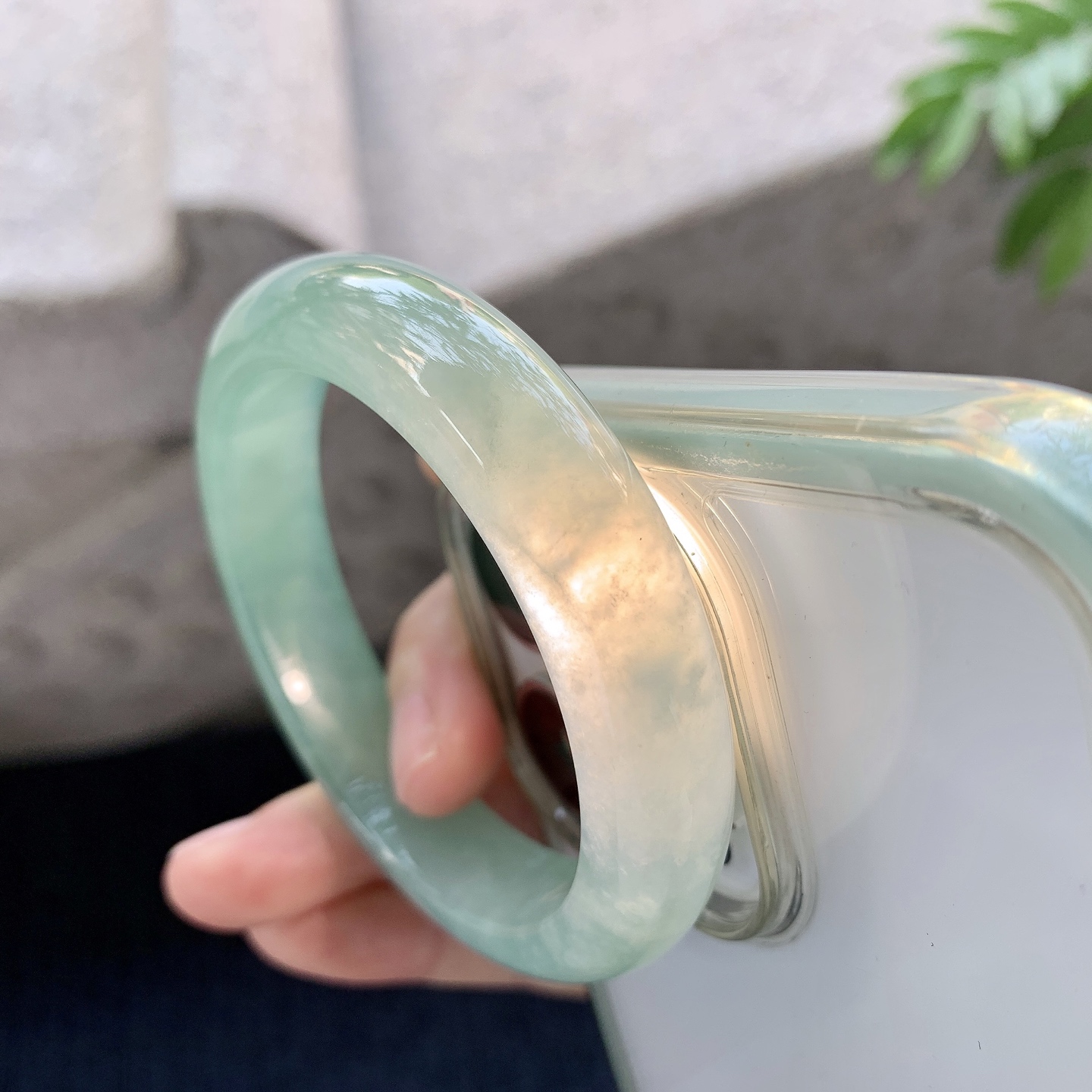 正圈53 54 【圈口】53.4/12.3/8.1 【编码】YT032763 【描述】糯冰晴绿，水润，种老，细腻，打灯有絮线