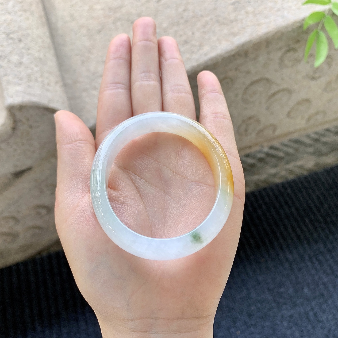 贵妃52 53 圈口54.6/46.7/11.6/7 糯冰黄翡，飘花，水润，种老，细腻，打灯有棉线YT032065