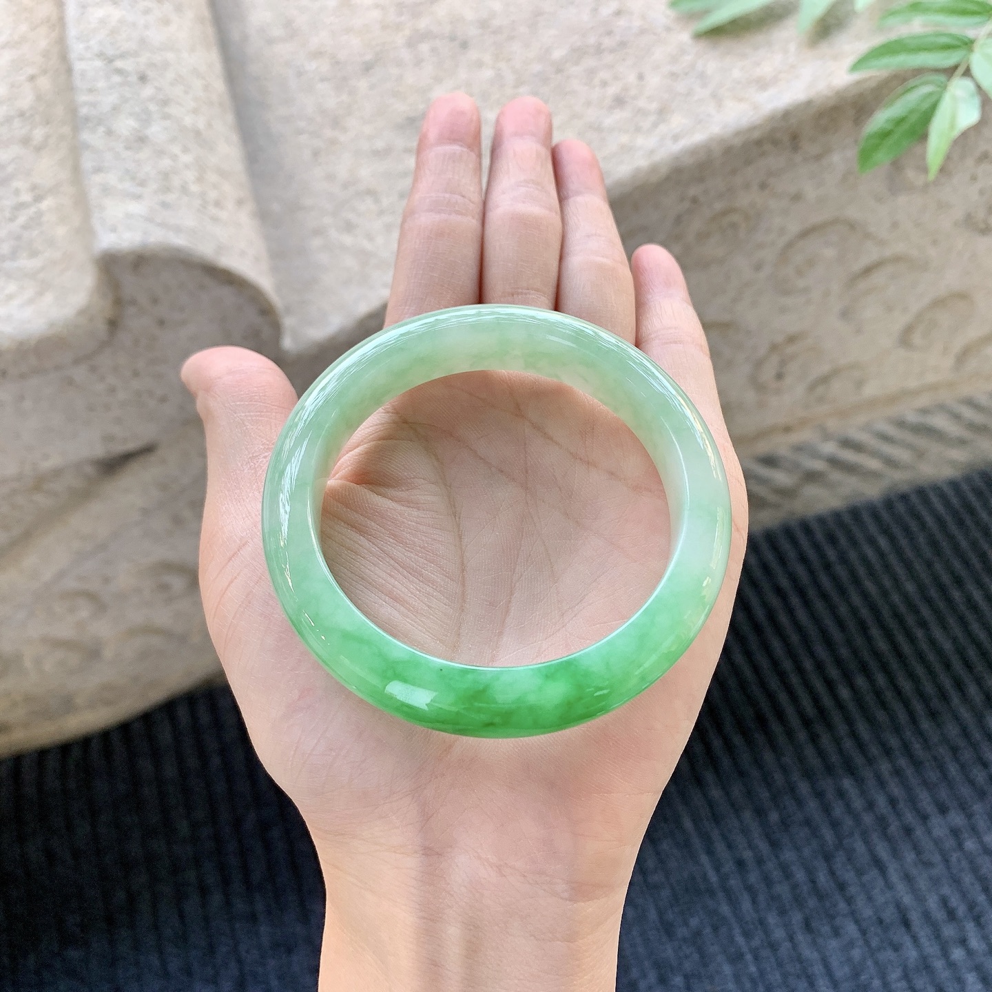 正圈55 56 圈口56/12.7/8.5 糯冰飘绿，水润，种老，细腻，无裂A1011265