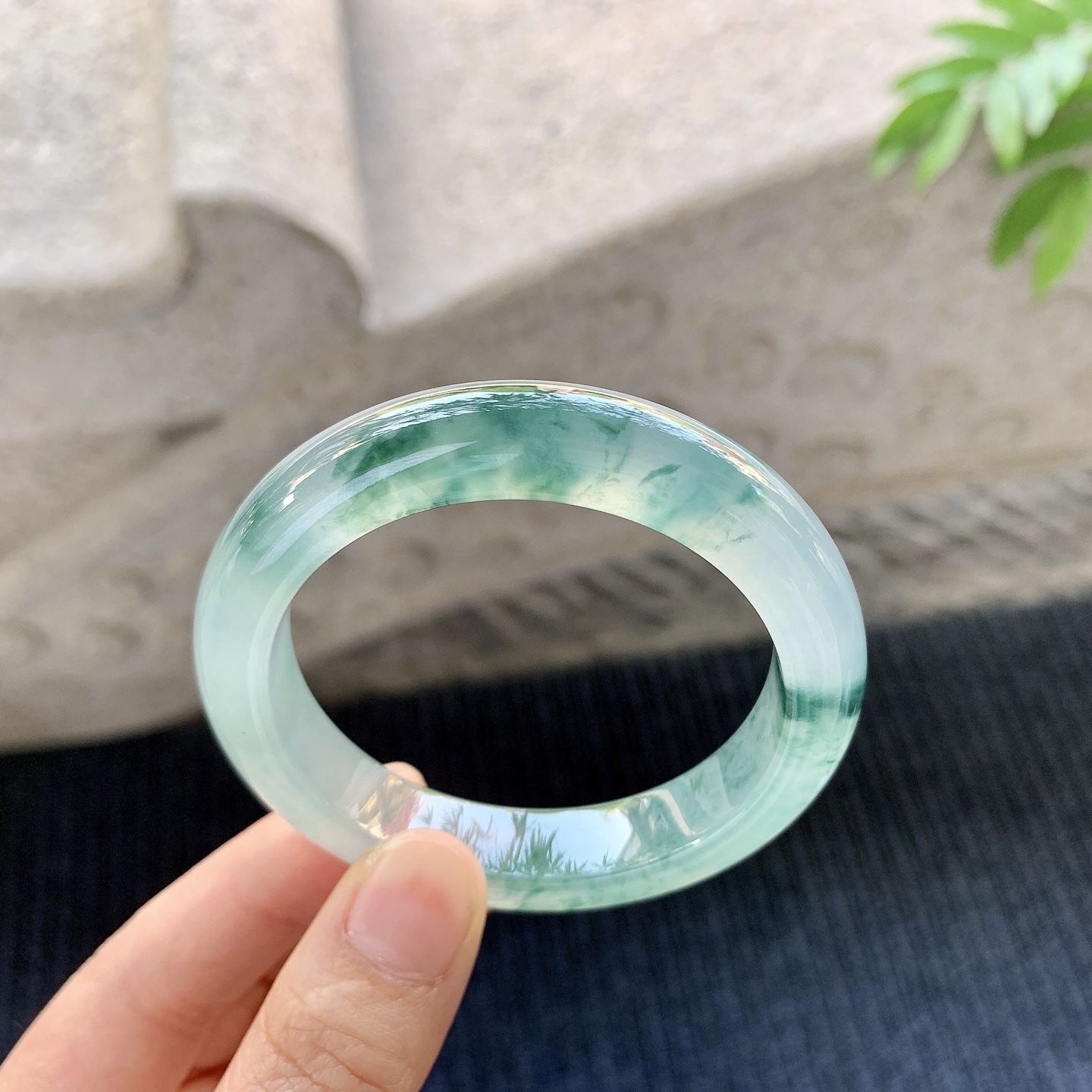 正圈50 51【圈口】51/11.1/8.6【编码】A1011260【描述】冰种飘花，清透，水润，种老，细腻，无裂