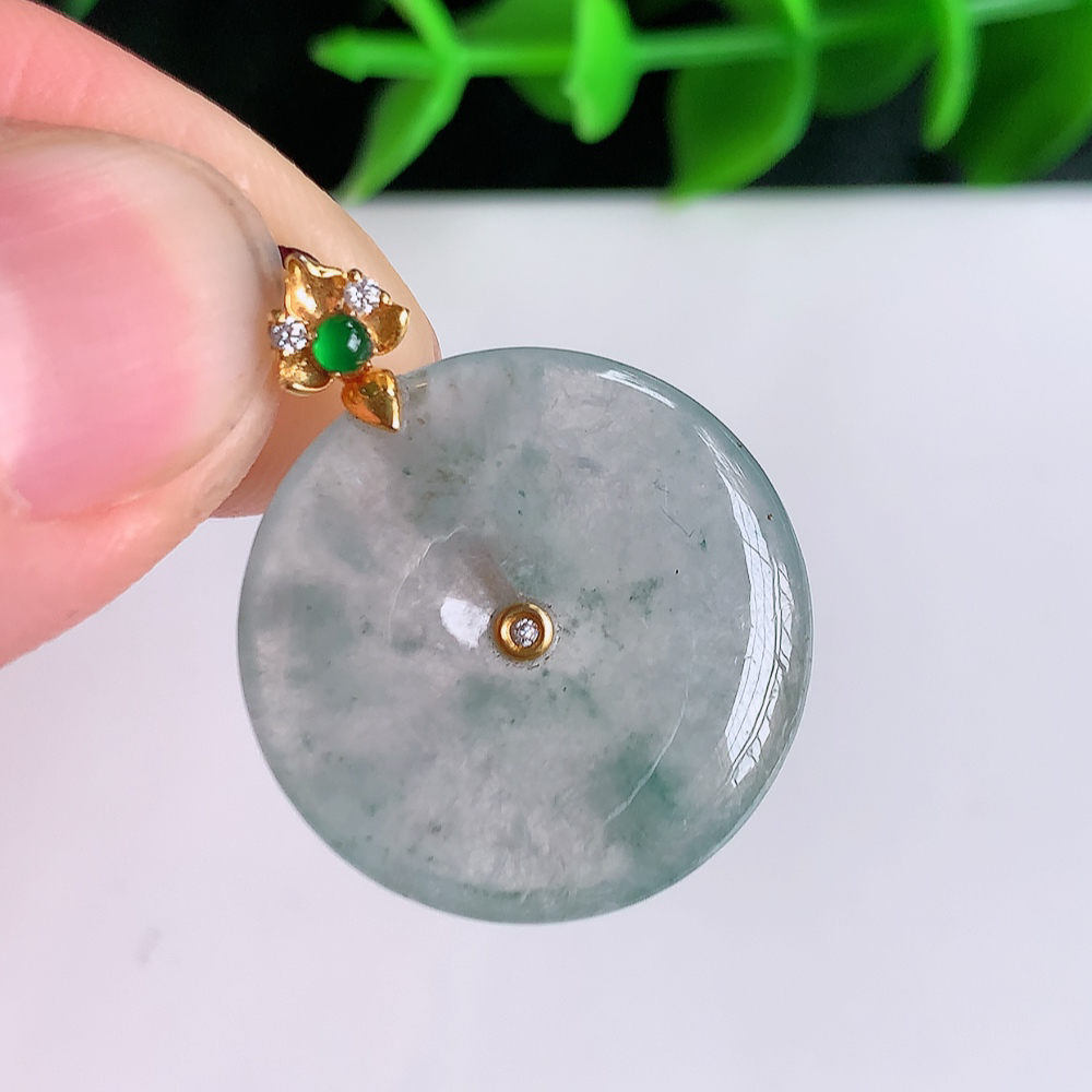 18k金扣冰润飘花平安扣吊坠，厚装饱满，冰润剔透，细腻水足，种质润泽，飘花灵动，佩戴优雅大气，W01.11   尺寸：26.5-21.2-4mm