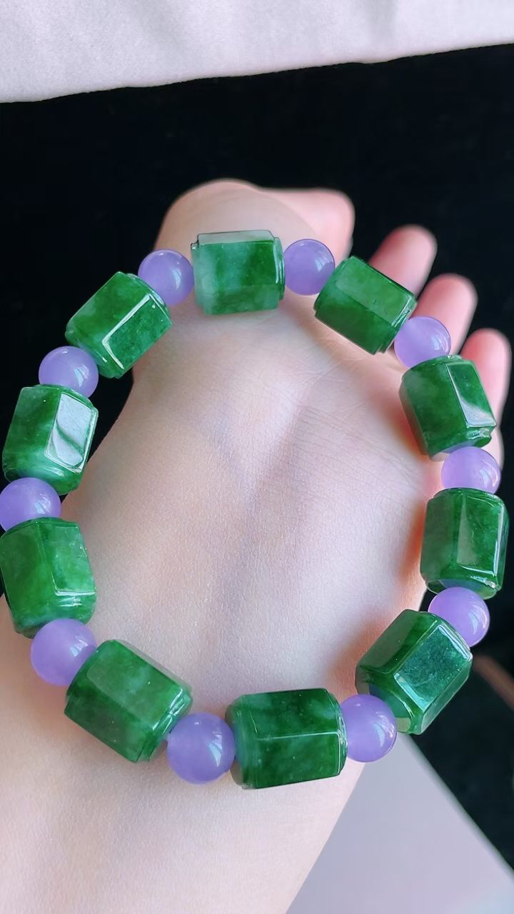 【翡翠名称】老种冰辣绿路路通手串手链
【翡翠尺寸】平均13/10.5mm
【翡翠描述】宝贝种老水足，玉质细腻，色泽靓丽，性价比高，佩戴效果好！
【其它赠送】权威证书/精美挂绳盒子/支持全国复检