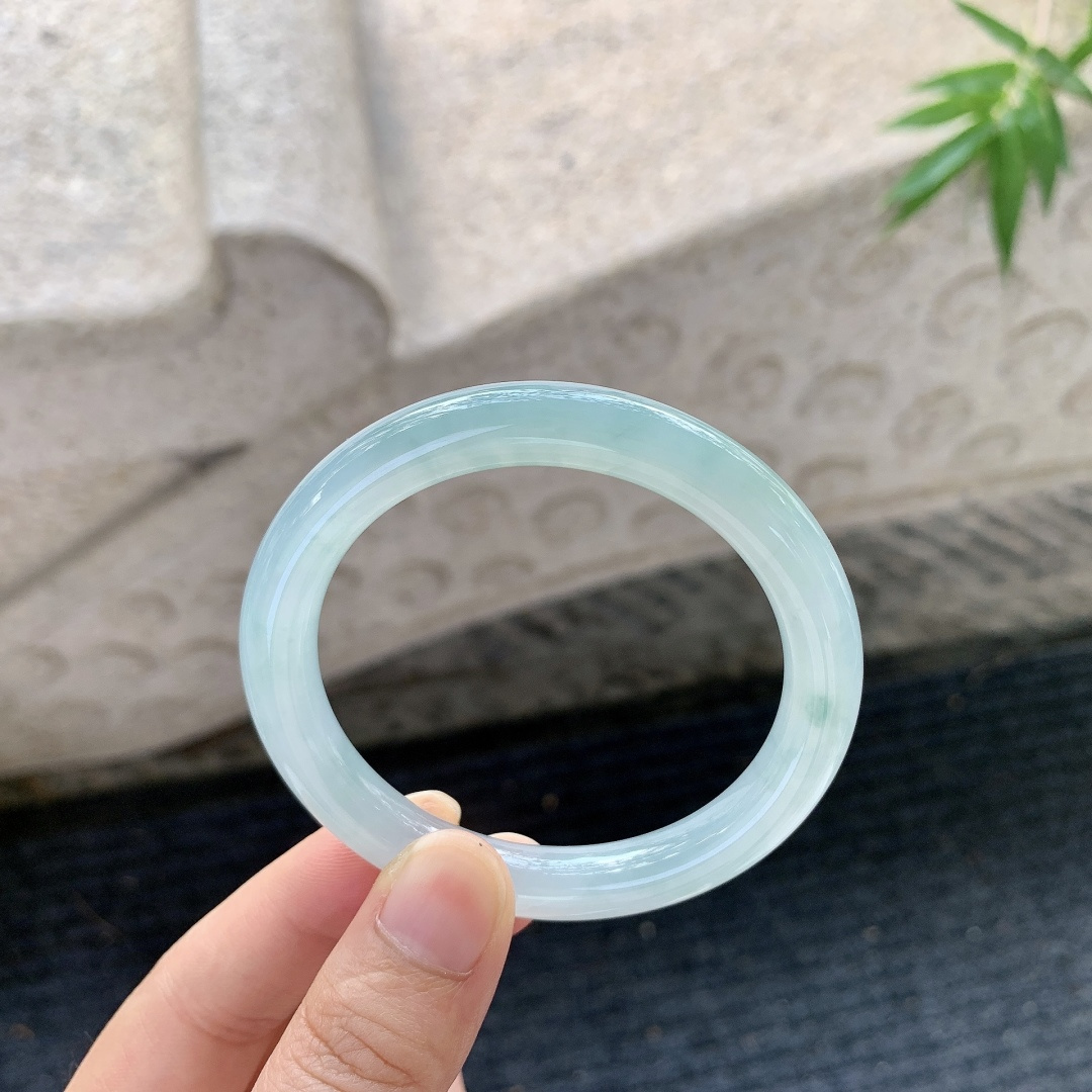 圆条50 51【圈口】51.2/8.6/8.2【编码】FL101429【描述】冰糯晴蓝，水润，种老，细腻，有纹线