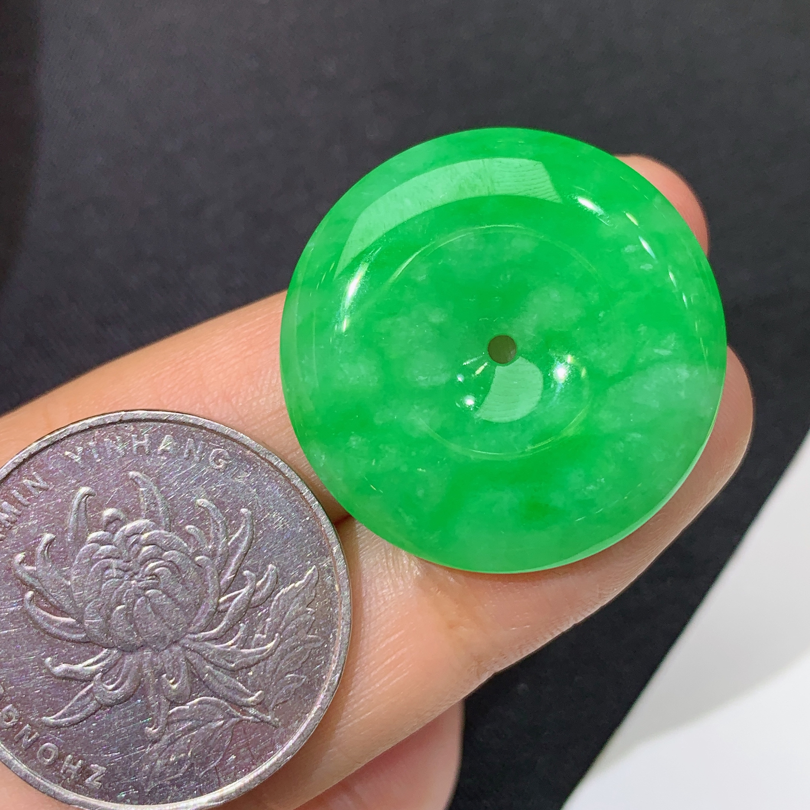 阳绿平安扣，冰润色阳，玉质细腻，种水足 Hon 尺寸26.3*5.3