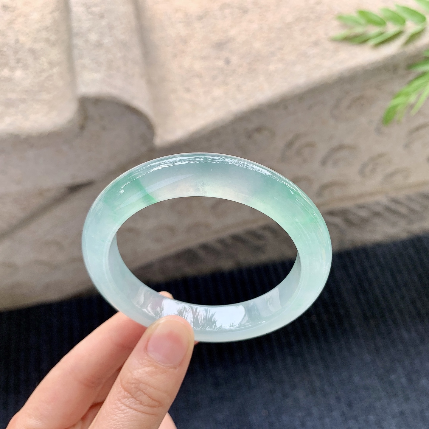 正圈54 55【圈口】55.4/11.7/8.8【编码】HT012220【描述】冰种飘绿，清透，水润，种老，细腻，打灯有絮线