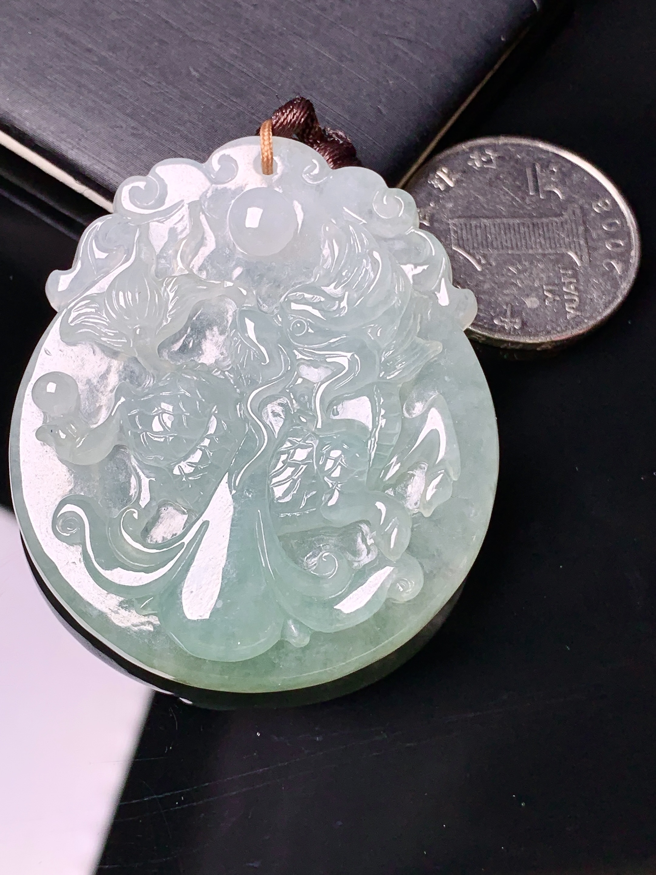 飘绿龙牌吊坠 玉质细腻 色泽艳丽清新 水润亮眼 整体尺寸50.6*43.2*8.3b2