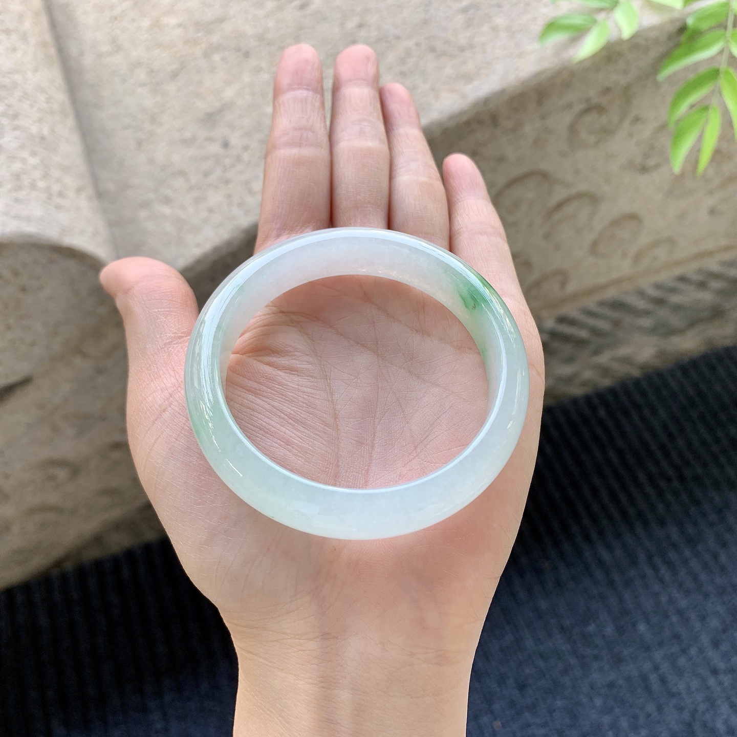 正圈53 54【圈口】54.8/12.6/7.2【编码】AD032063【描述】冰糯飘绿，水润，种老，细腻，无裂