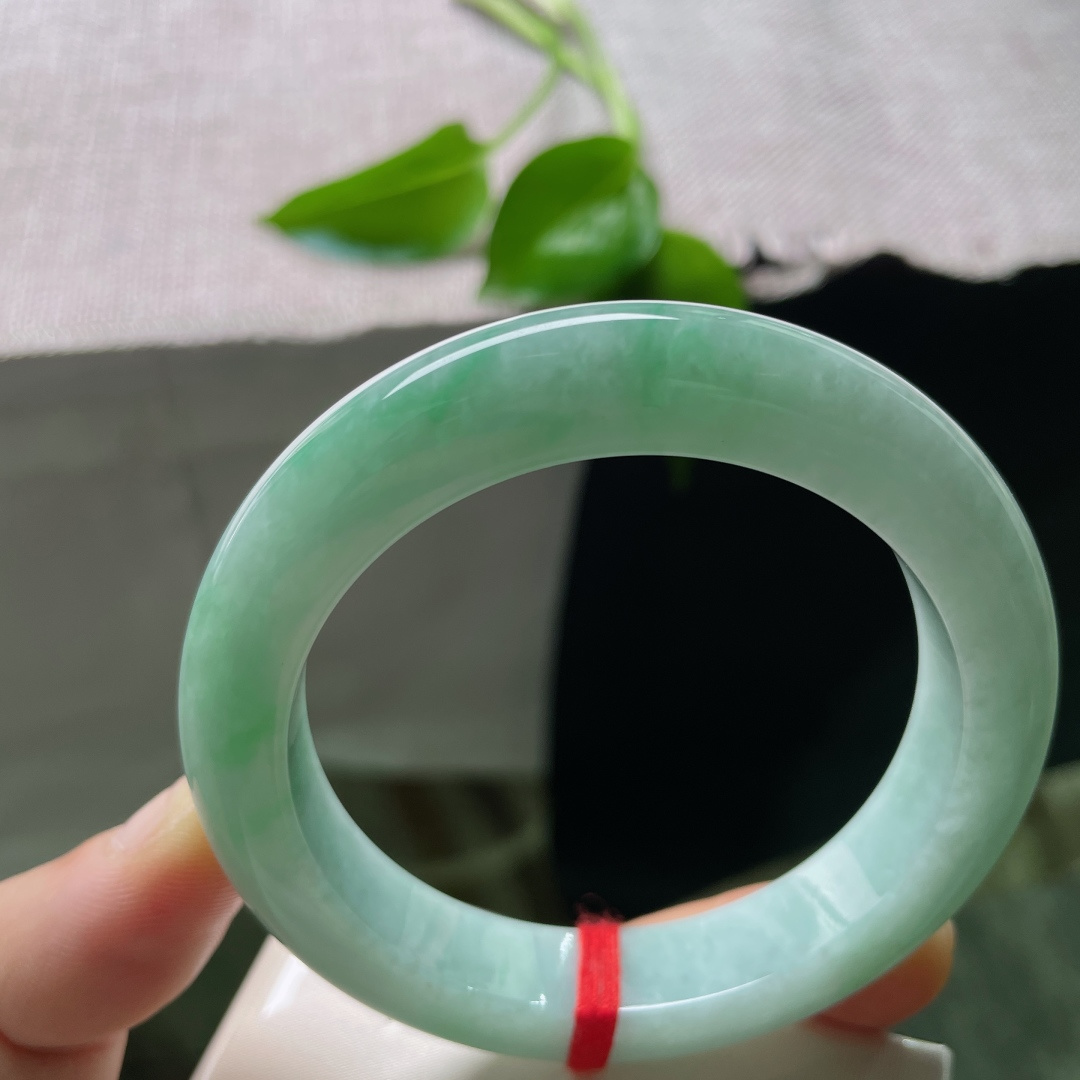 56/11.9/9.9，绿底正圈，镯型厚装饱满，细润，清新自然，活力满满，无裂，ss50572a