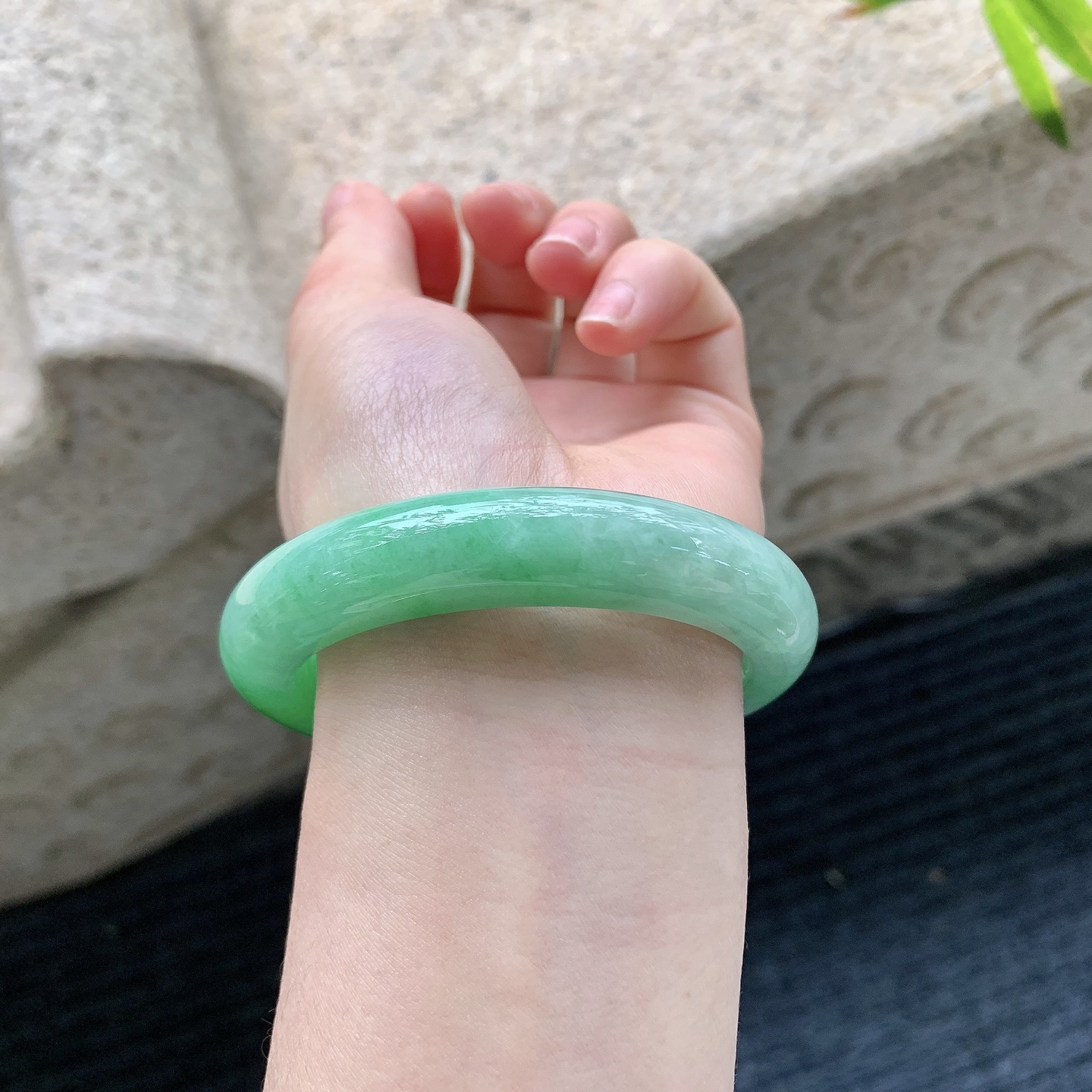 正圈 56 57【圈口】56.2/12.3/9.2【编码】A1011665【描述】糯冰飘阳绿，水润，种老，细腻，无裂