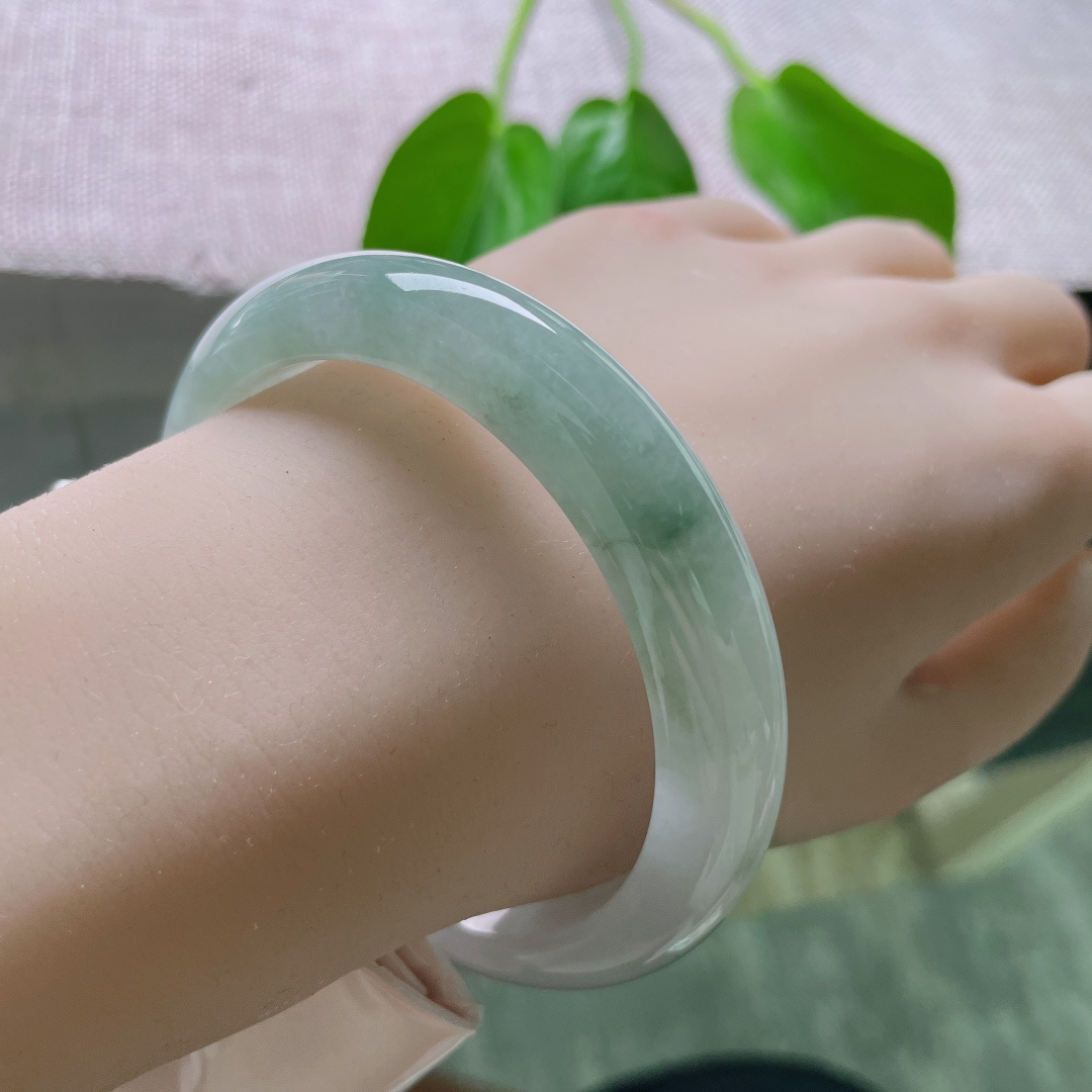 58.9/12.3/8淡绿正圈，水头好，一镯两戴，温养千年色，一镯定风华。有纹，ss50347a