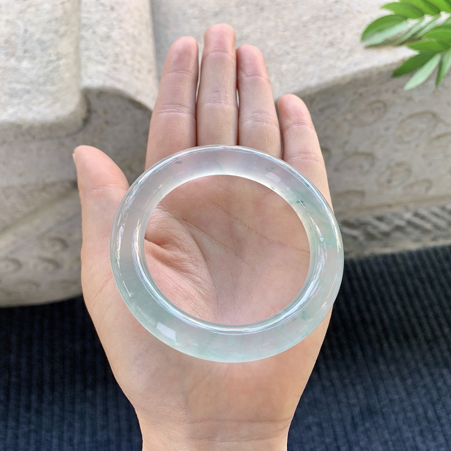 圆条52 53【圈口】53.7/10.6/10.4【编码】HT010915【描述】高冰飘花，清透，起