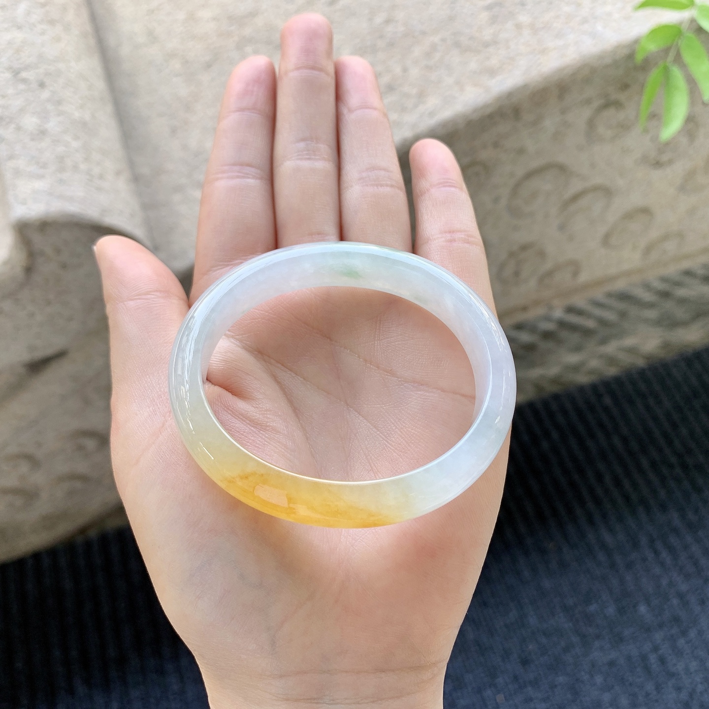 贵妃52 53 圈口54.6/46.7/11.6/7 糯冰黄翡，飘花，水润，种老，细腻，打灯有棉线YT032065