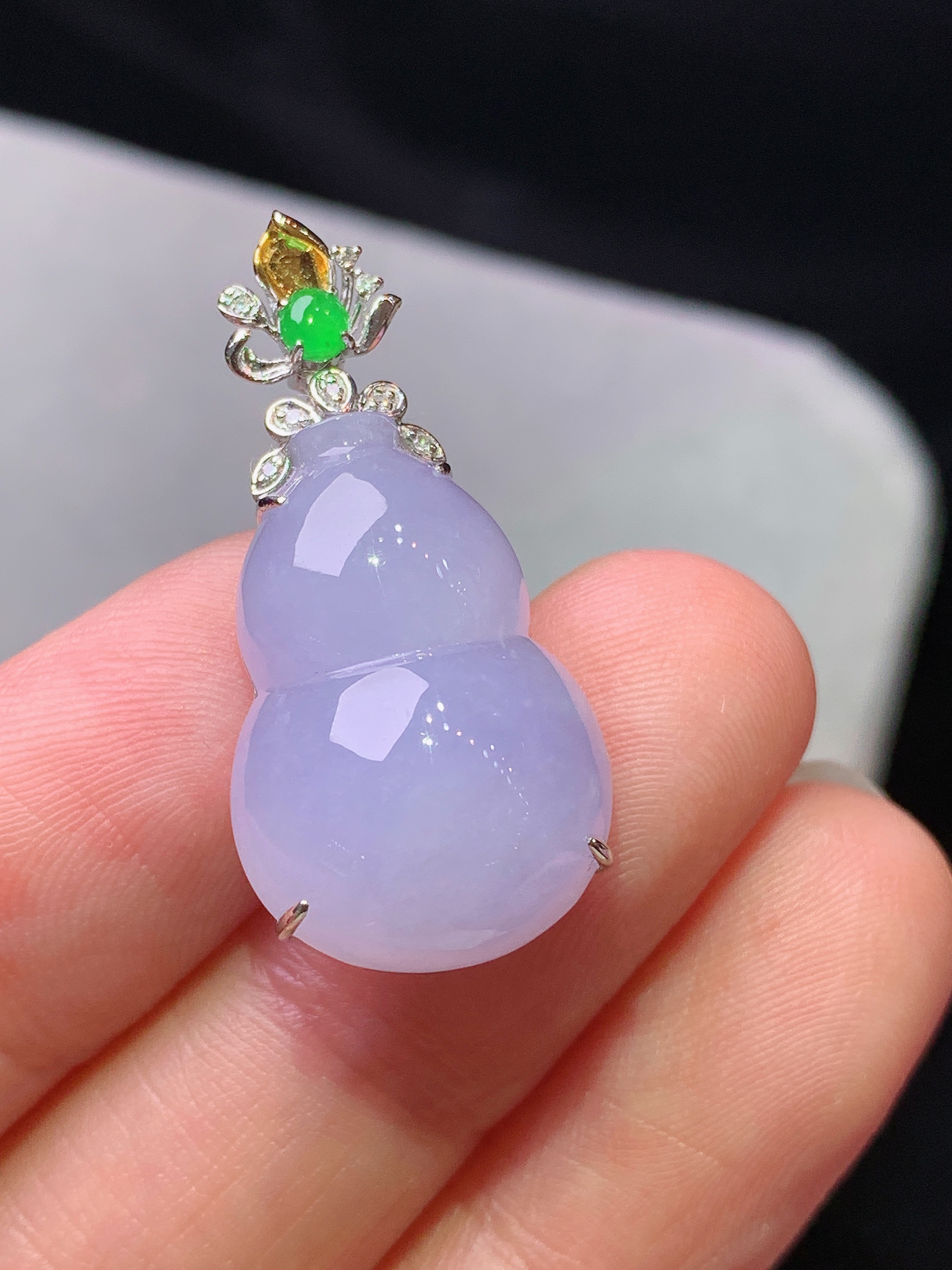 18k金钻镶嵌紫罗兰葫芦吊坠 玉质细腻 色泽艳丽清新 水润亮眼 整体尺寸29.3*14*8.2x5