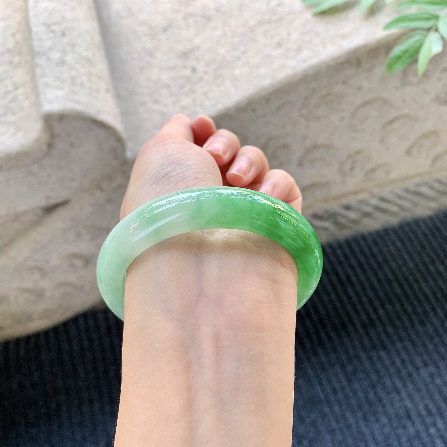 正圈55 56 圈口56/12.7/8.5 糯冰飘绿，水润，种老，细腻，无裂A1011265