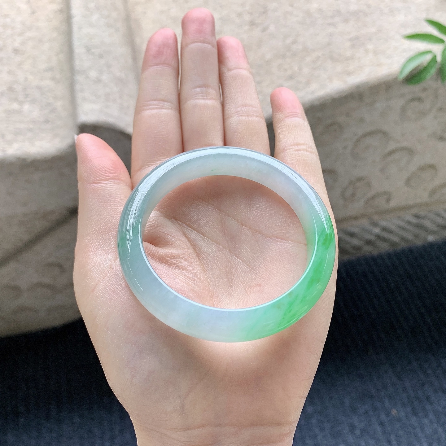 正圈50 51【圈口】51.4/10.8/7.8【编码】YT031122【描述】冰糯飘绿，水润，种老，细腻，打灯有絮线