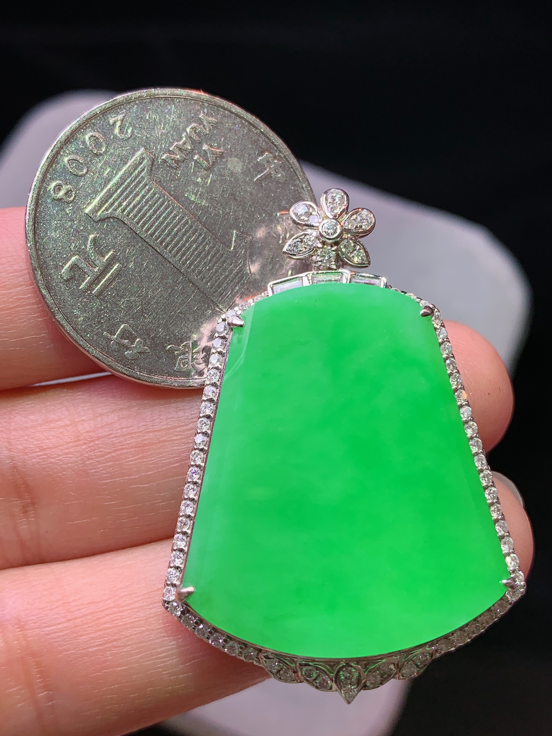 18k金钻镶嵌翠绿无事牌吊坠 玉质细腻 色泽艳丽清新 水润亮眼 整体尺寸39.8*27.5*7.2b2