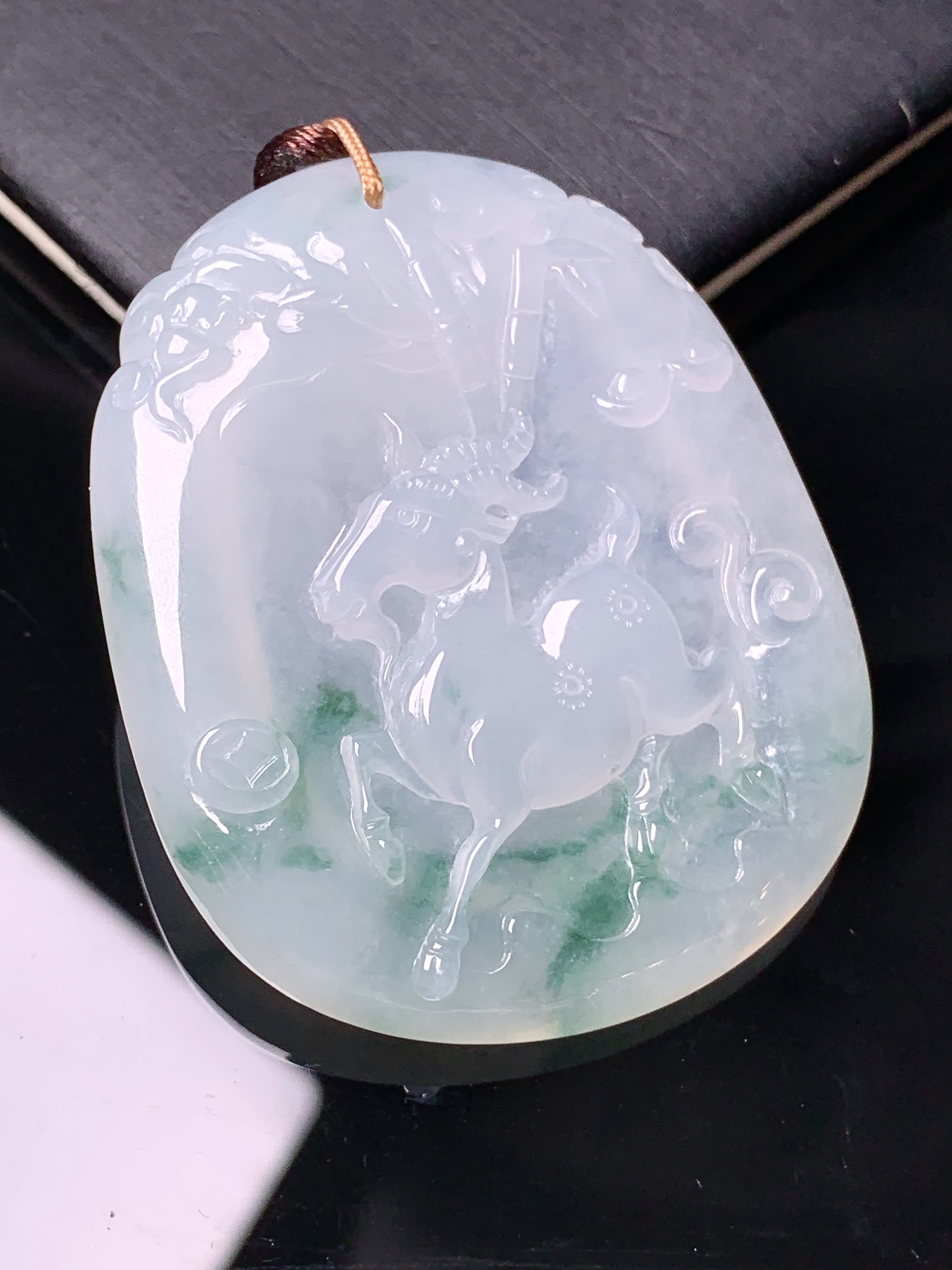 飘绿生肖羊吊坠 玉质细腻 色泽艳丽清新 水润亮眼 整体尺寸49*40*6.2b2