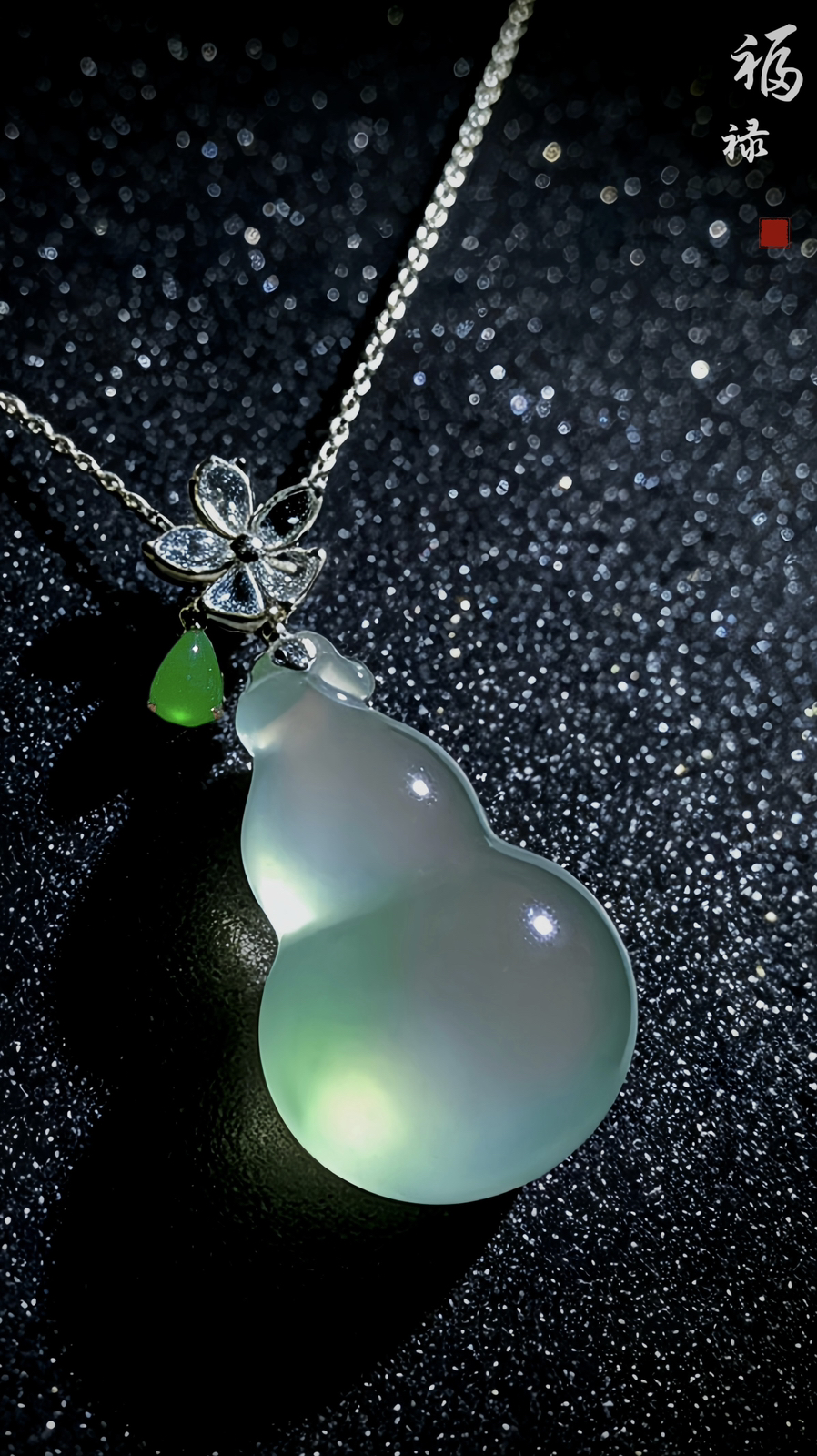 【福禄·清福】
木那雪花料精品葫芦，
裸石34.5-21.2-9.5mm，
18K金，南非钻，翡翠绿