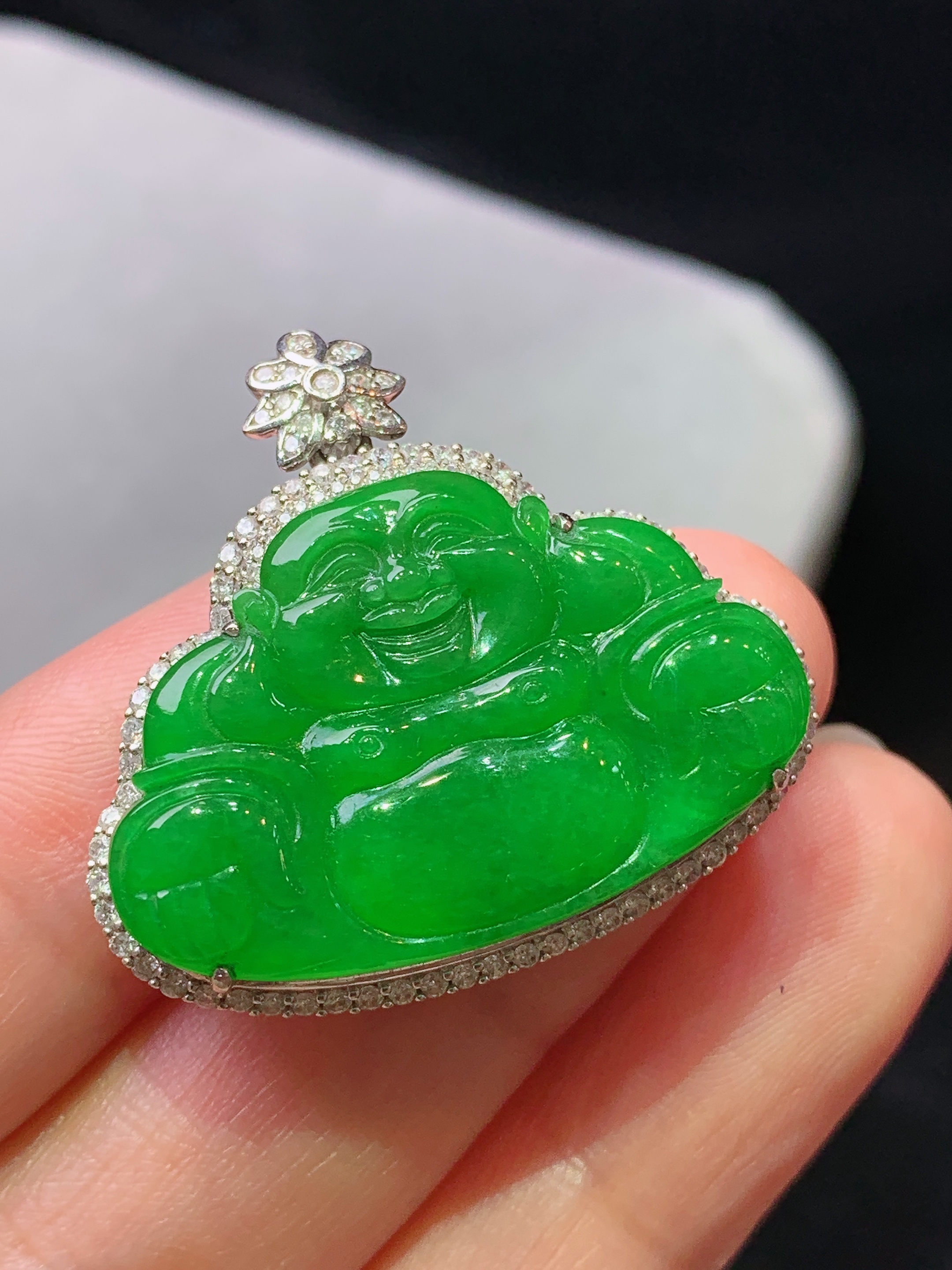 18k金钻镶嵌满绿佛公吊坠 玉质细腻 色泽艳丽清新 水润亮眼 整体尺寸29.2*31.3*7.2j3
