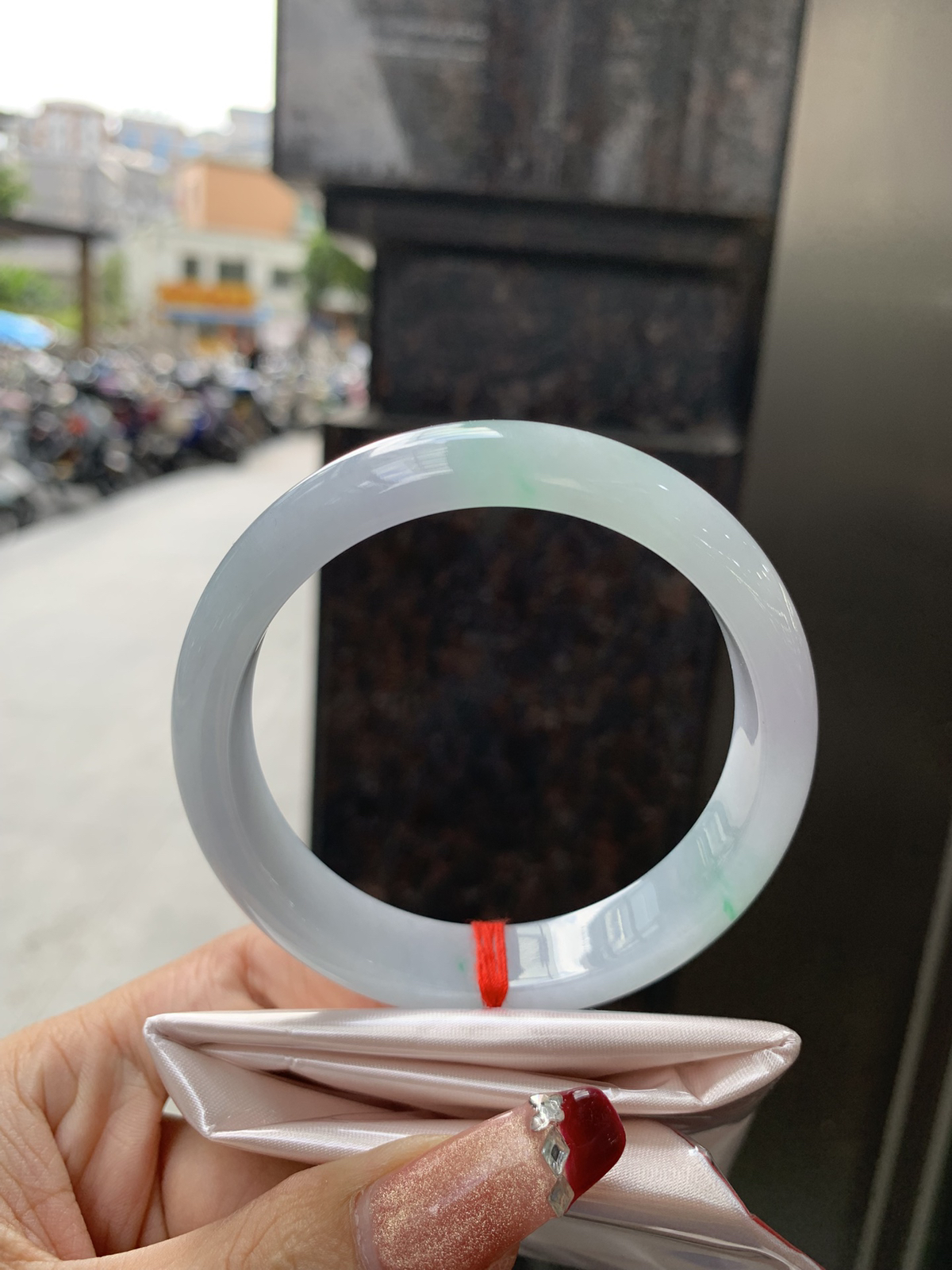 淡春彩正圈59-7.8-13.5淡淡粉底飘绿花，宛如春天的繁华。在岁月的长河流转中绽放着独特的魅力，