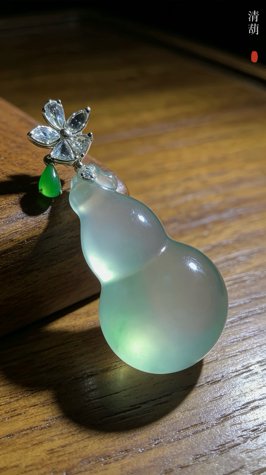 【福禄·清福】
木那雪花料精品葫芦，
裸石34.5-21.2-9.5mm，
18K金，南非钻，翡翠绿水滴，11.26g，
不配链