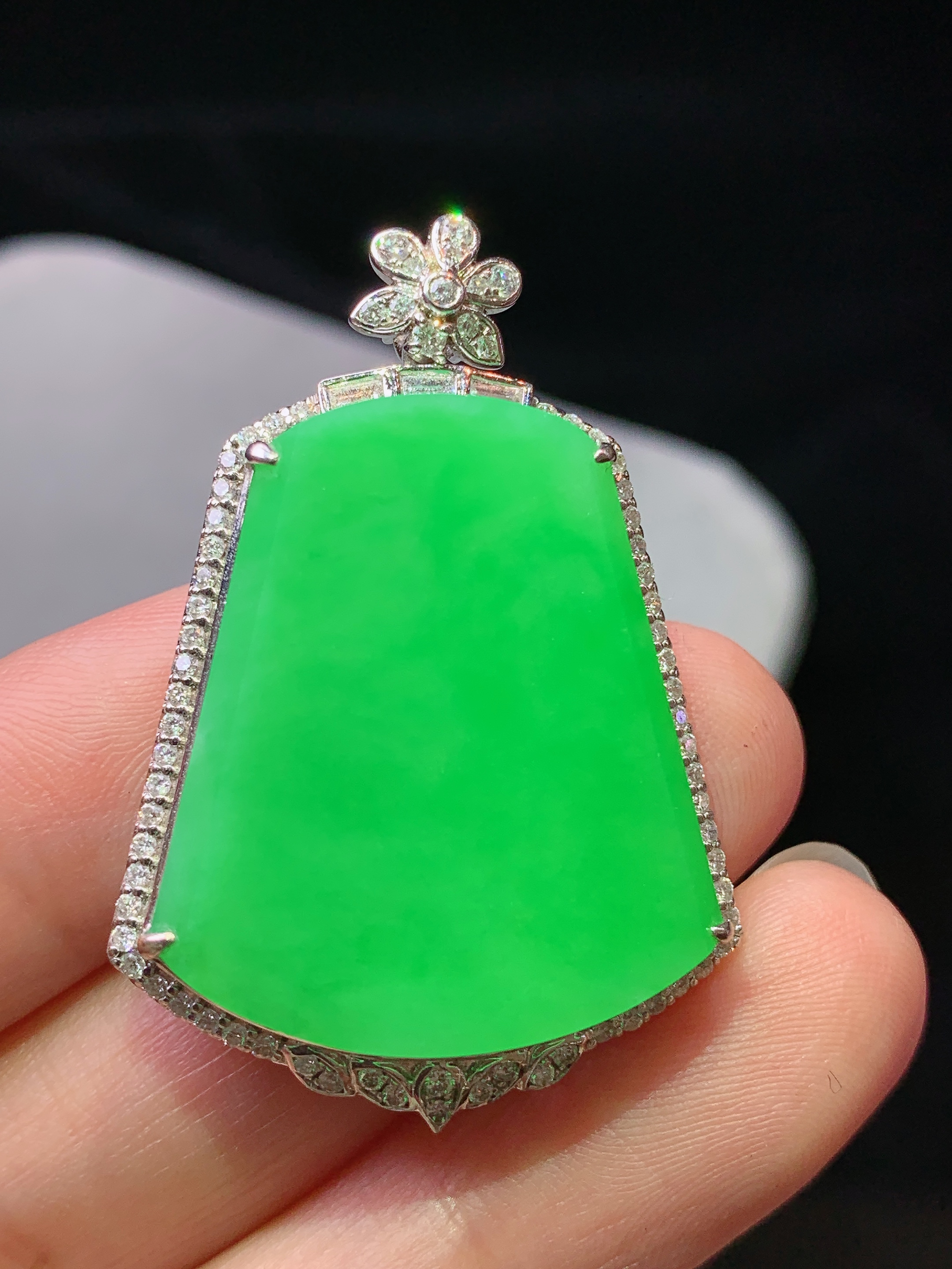 18k金钻镶嵌翠绿无事牌吊坠 玉质细腻 色泽艳丽清新 水润亮眼 整体尺寸39.8*27.5*7.2b2